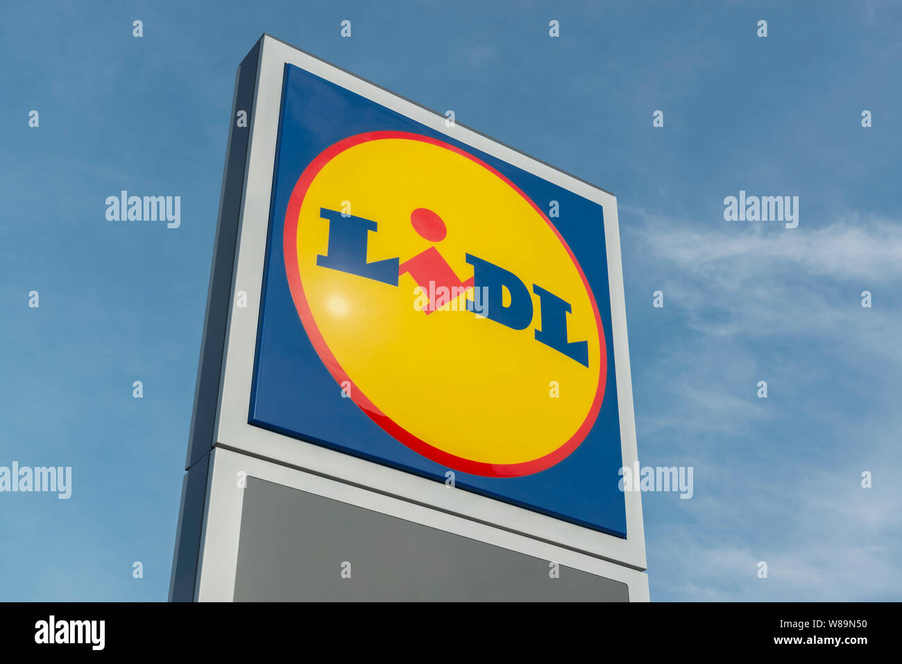 Beschilderungen für den Supermarkt Lidl auf einem Retail Park im Baguley Manchester. (Nur redaktionelle Nutzung). Stockfoto