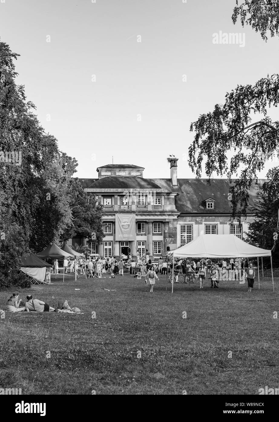 Straßburg, Frankreich - May 29, 2018: die Menschen Ruhe genießen, gute Zeit bei einem Picknick im Zentrum von Straßburg in Orangerie Park an Josephine Yoga Festival Stockfoto