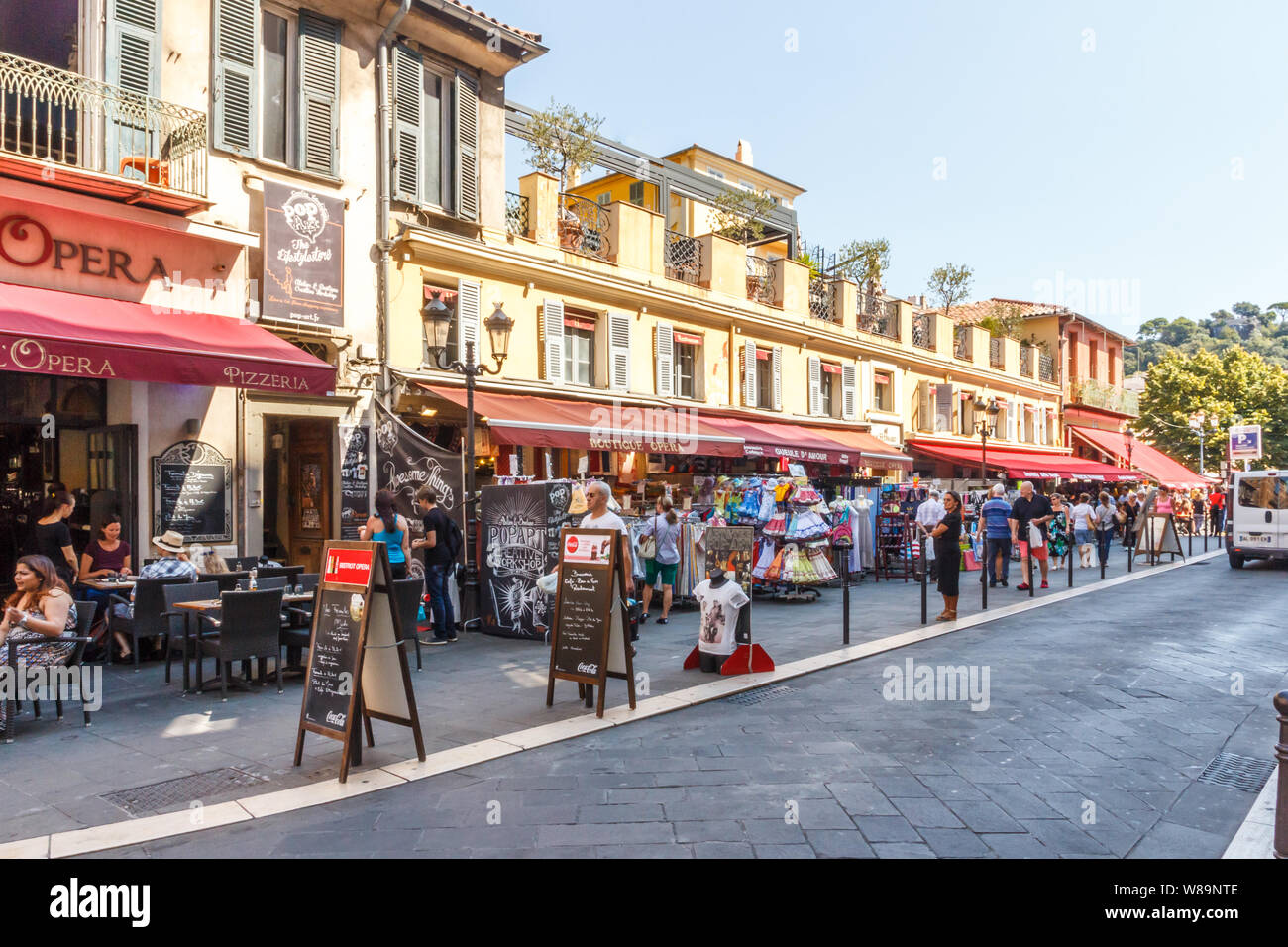 Nizza, Frankreich - 9. September 2015: Restaurants in der Altstadt. Tha Gegend ist beliebt bei Touristen. Stockfoto