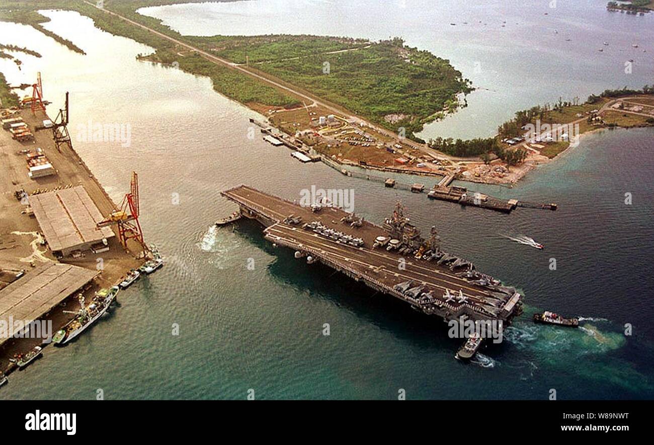 APRA HARBOR, GUAM (17. April 2000) - - Matrosen an Bord der USS Kitty Hawk (CV 63) man die Schienen als der Flugzeugträger zieht in Apra Harbor, Guam, für eine dreitägige Hafen besuchen. U.S. Navy Stockfoto