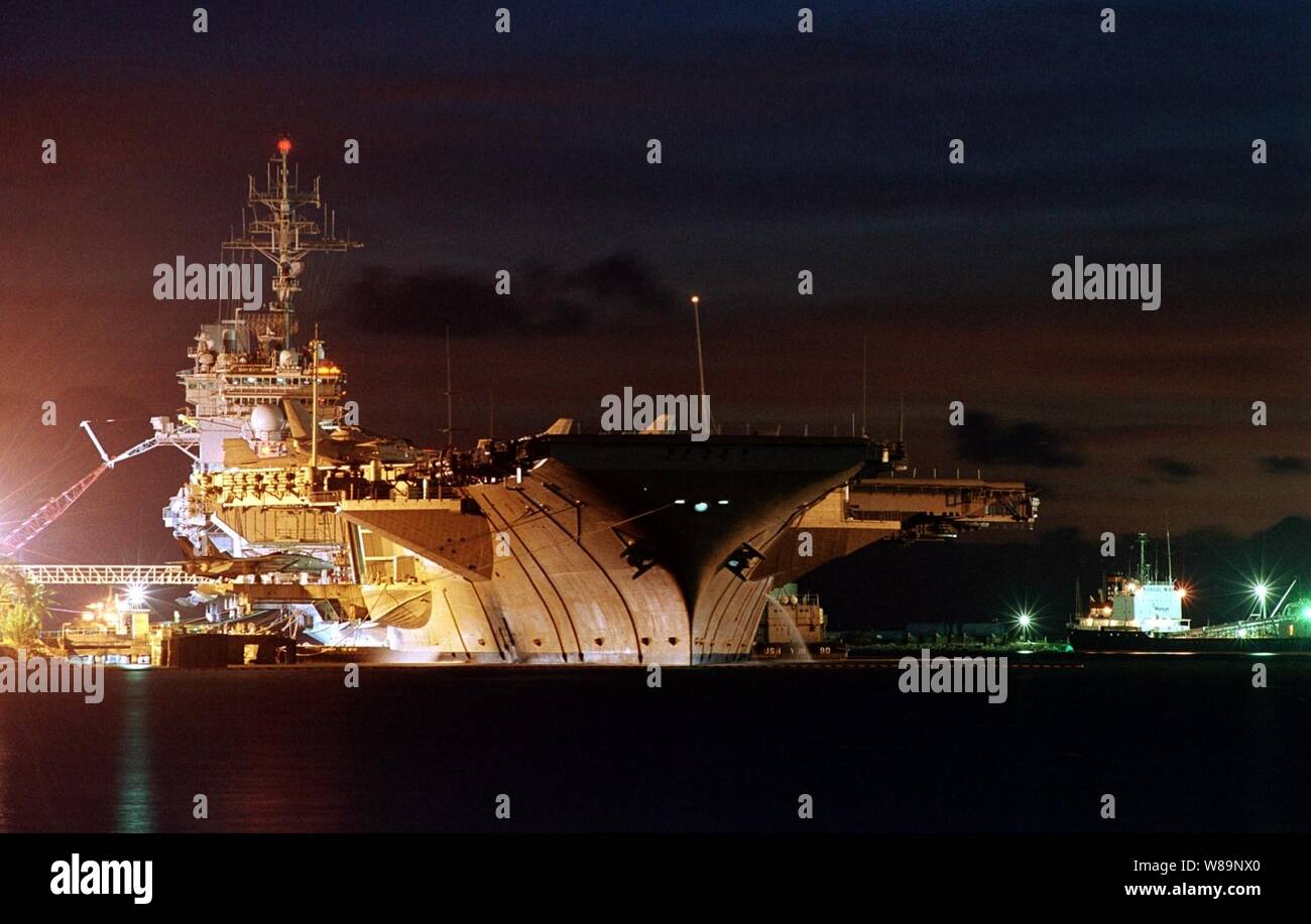 An Bord der USS KITTY HAWK (18. April 2000) Р USS Kitty Hawk (CV 63) sitzt pier Seite in Apra Harbor, Guam. Kitty Hawk ist auf einem routinemäßigen Einsatz auf dem Weg in den Persischen Golf. U.S. Navy Stockfoto