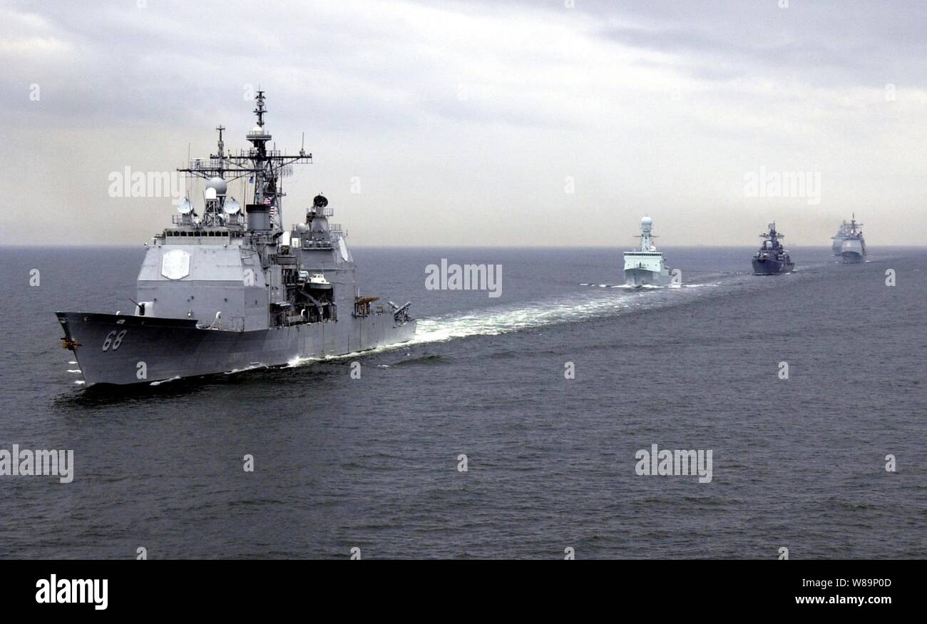 Die Lenkwaffen-kreuzer USS Anzio (CG68) führt eine Bildung von Schiffen in der Ostsee nach der Abfahrt der polnischen Hafen Gdynia am 5. Juni 2001, während der Übung Ostsee Operationen 2001. Baltic Operations 2001 soll die Interoperabilität mit Ostsee Nationen und Länder der Partnerschaft für den Frieden durch die Durchführung einer Peace Support Operation auf See zu verbessern. Dazu gehören Übungen in schießwesen, Nachschub-auf-See, Undersea Warfare, Radar Tracking, mine Gegenmaßnahmen, Seemannschaft, Suche und Rettung, und maritime Verbot. Die Vereinigten Staaten und 13 weiteren Nationen sind participati Stockfoto