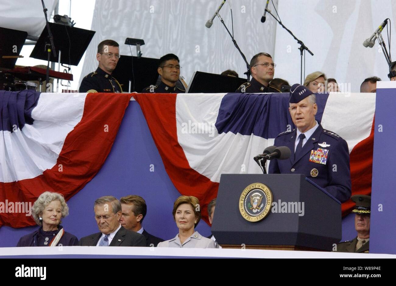 WASHINGTON, D.C. (11. September 2002) - General Richard Myers, Vorsitzender des Generalstabs, spricht im Sept. 11 Gedenkgottesdienst am Pentagon. Mehr als 13.000 Menschen nahmen an den Service, die ihr Leben vor einem Jahr verloren, wenn Terroristen ein Verkehrsflugzeug in das Pentagon zu erinnern. U.S. Navy Stockfoto