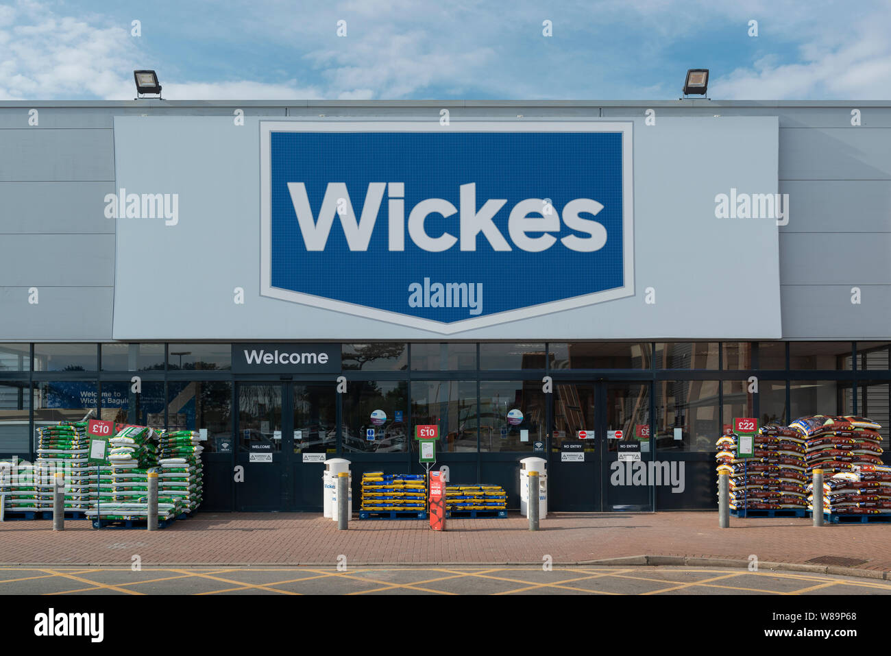 Die storefront des Einzelhändlers Wickes auf einem Retail Park im Baguley, Manchester. (Nur redaktionelle Nutzung). Stockfoto