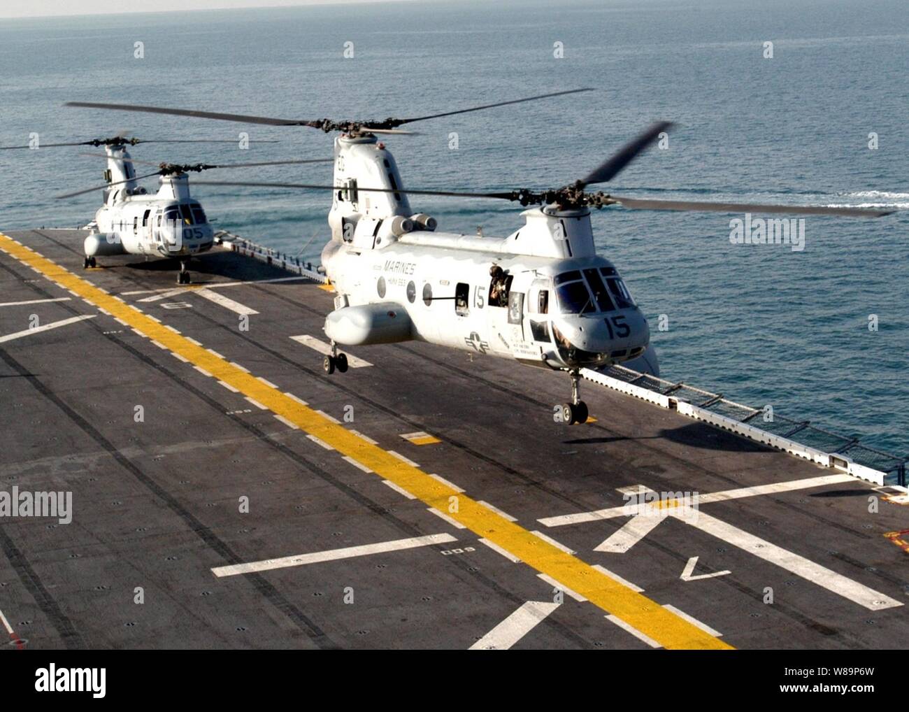 Ein U.S. Navy CH-46 Sea Knight Hubschrauber hebt ab von der Flight Deck der Amphibisches Schiff USS Kearsarge (LHD3) am 7. Juli 2004. Kearsarge bereitgestellt ist Elemente der 24 Marine Expeditionary Unit zur Unterstützung der Operation Iraqi Freedom zu transportieren. Stockfoto
