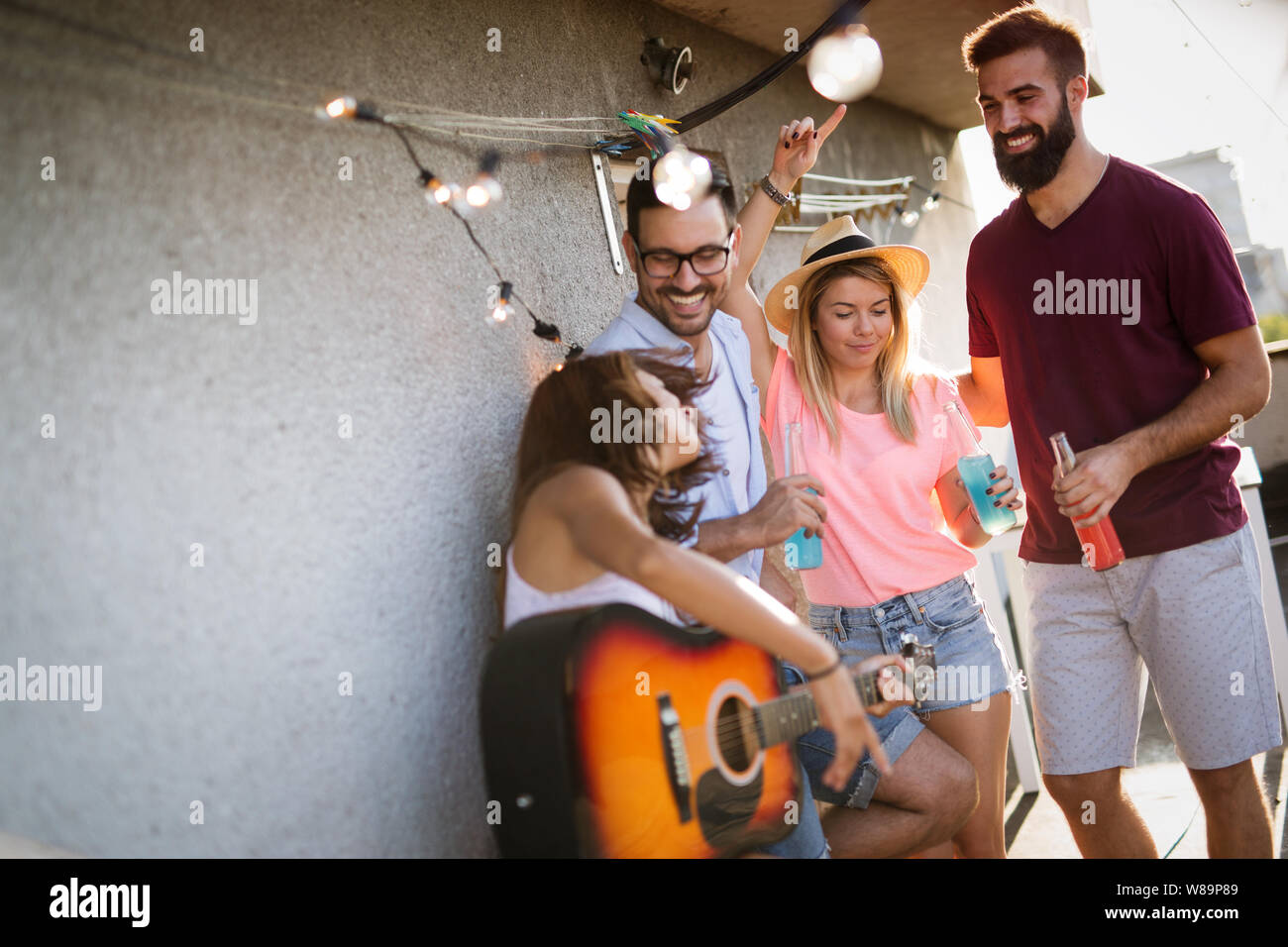 Happy Gruppe junger Freunde Spaß haben im Sommer Stockfoto