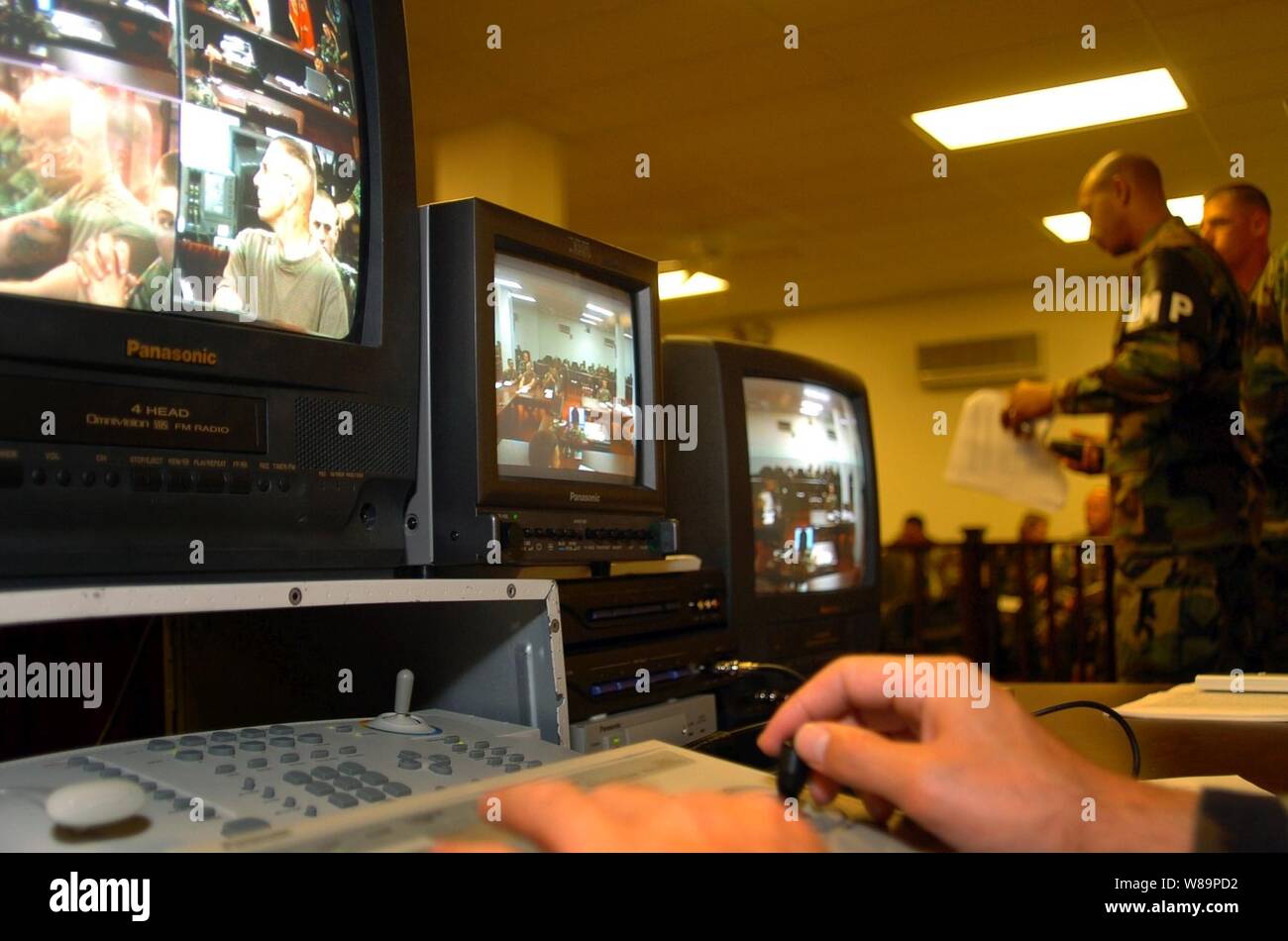Eine closed-circuit TV-System wird während der Kommissionen in der Joint Task Force Guantanamo Gerichtssaal in Guantanamo Bay, Kuba, am Okt. 29, 2004 Probe getestet. Während die Kommissionen, ein Live-video des Verfahrens sind, ein Auditorium im nahe gelegenen Bulkeley Halle für die Mitglieder der Medien geschickt zu beobachten und zu berichten. Die erste US-Militärtribunale in mehr als 50 Jahren fand in diesem Gerichtssaal von August 24. bis 27. August 2004. Militärtribunale in der Vergangenheit verwendet wurden, um zu versuchen, Verstöße gegen das Gesetz des Krieges. Panels bestehen aus drei bis sieben militärische Stockfoto