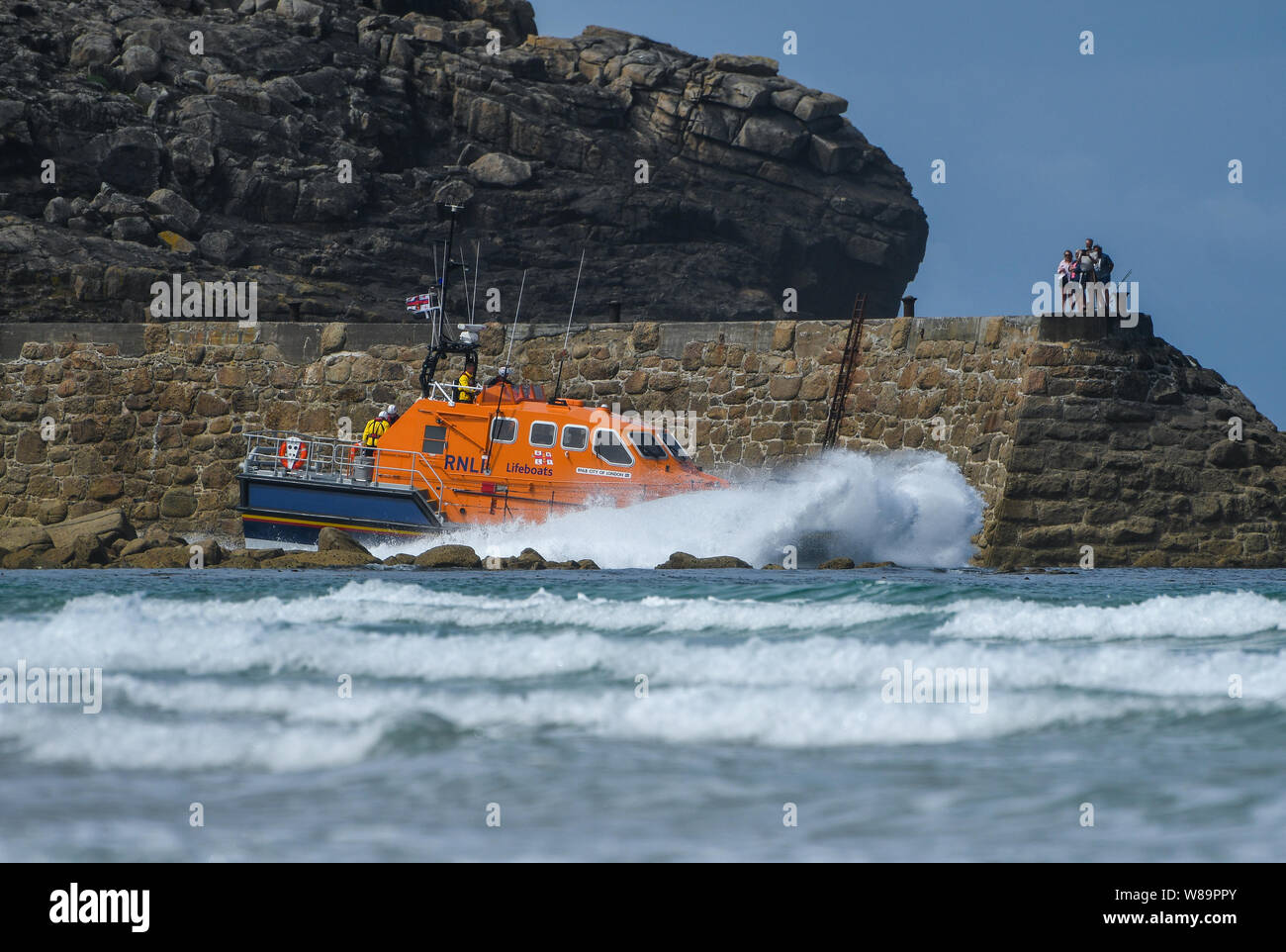 RNLI Lifeboat Sennen Cove Rettung starten Cornwall UK Sommer Stockfoto