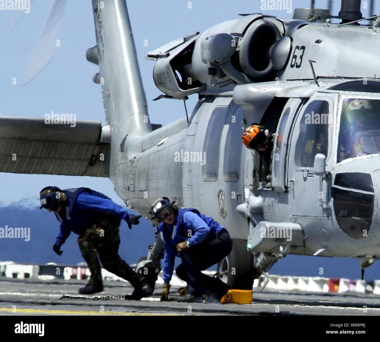Flight Deck Mitarbeitern zugewiesen, die USS Ronald Reagan (CVN 76) bereiten die Landezone nach Blocken und Verkettung einer MH-60S Seahawk Helikopter in das Flight Deck während des Fluges Operationen im Pazifischen Ozean am 27. April 2005 zu löschen. Der Nimitz-Klasse, Atomgetriebenen Flugzeugträger ist unterwegs im Pazifik die Durchführung von routinemäßigen Carrier operations. Stockfoto