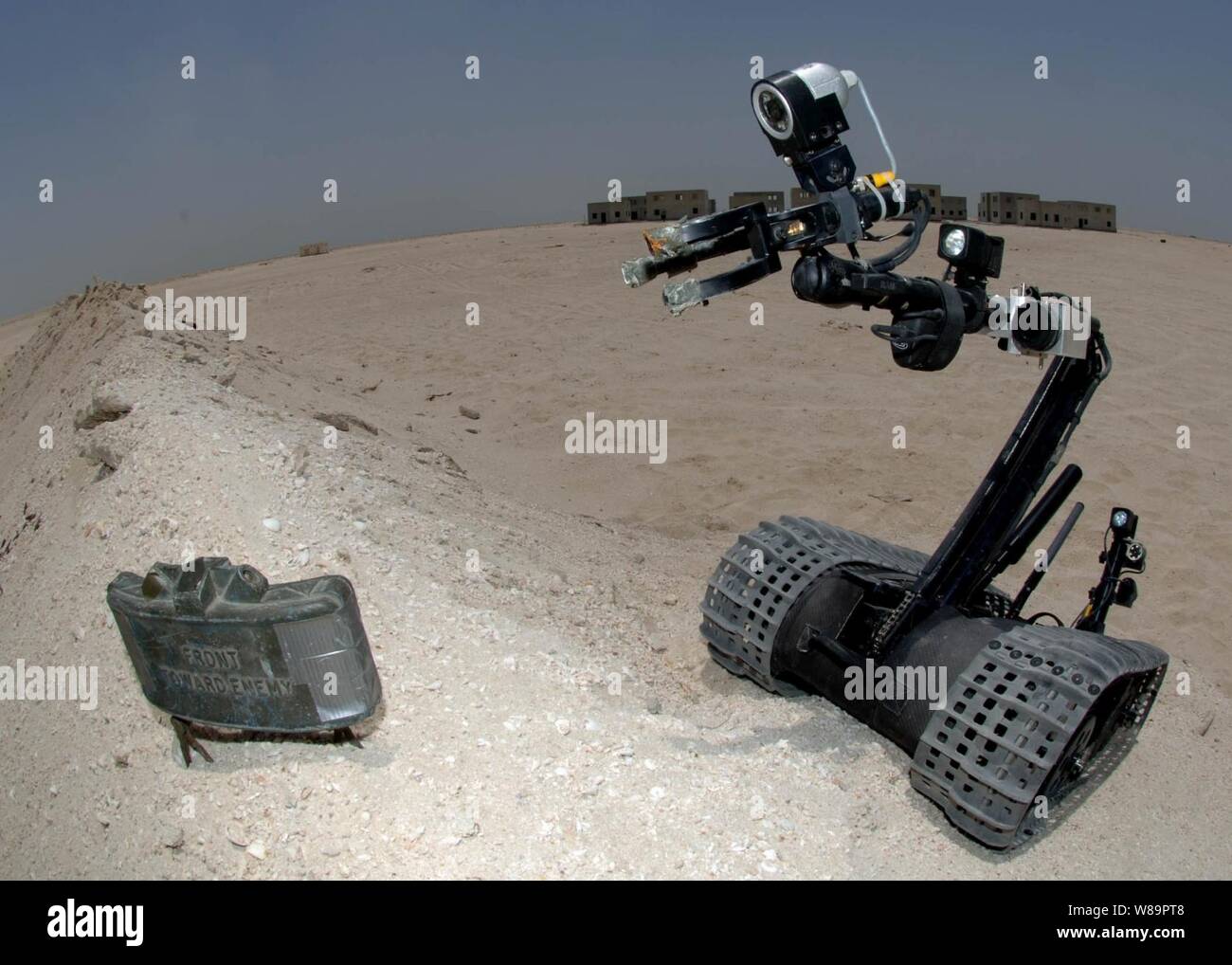 Eine Marine Talon 3B Roboter Ansätze einer claymore Mine auf einer Sanddüne während einer Übung an einem Training Strecke in Dschibuti, Afrika, am 14. April 2005. Marine die Beseitigung von Explosivstoffen Techniker aus Mobile Unit 4 arbeiten die Roboter von sicheren Standorten durch den Einsatz von Monitoren und Video Ausrüstung an den Roboter befestigt. Der Roboter wird für die Suche und Vernichtung von Improvised Explosive Device's sowie anderen Kampfmitteln, die häufig im Irak gefunden. Stockfoto