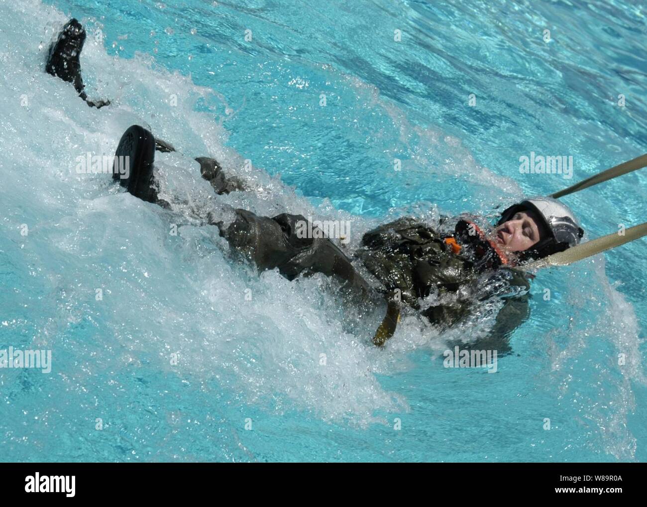 Eine flugzeugbesatzung Student ist durch einen Pool an der Luftfahrt Survival Training Center gezogen zu simulieren einen Schleudersitz durch einen Fallschirm im Wasser am 23. Juni 2005 gezogen. Das Training Center in der Marine Corps Air Station Miramar, Calif., bietet die Luftfahrt Physiologie und Wasser Survival Trainings für Piloten und Bodenpersonal. Stockfoto