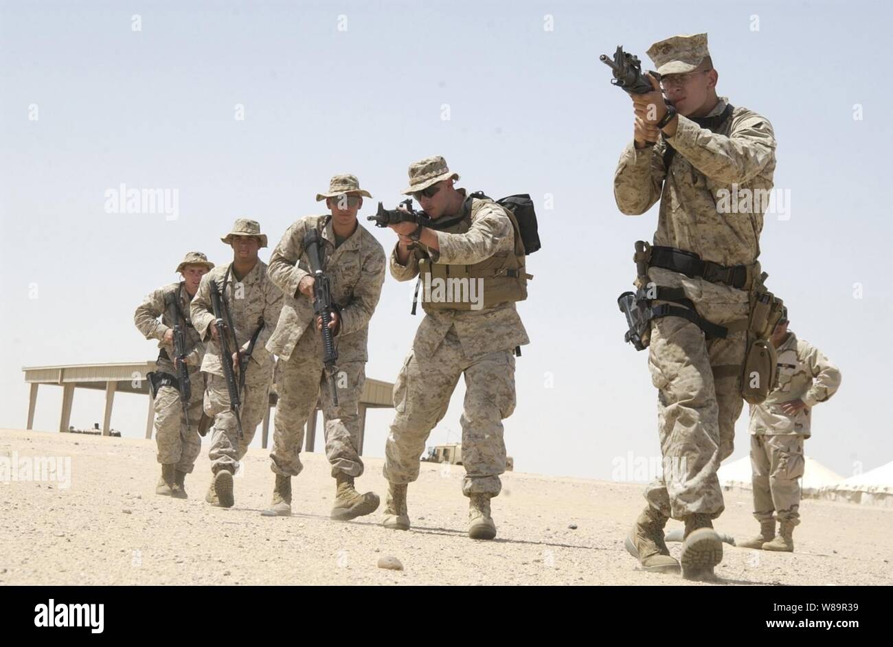 Us-Marines, die Interim Marine Corps Sicherheit kraft betrieblicher Übung Waffen handling Manöver während einer Übung an Udari in Kuwait am 12.08.11, 2005 beigefügt. Das Unternehmen, von der Naval Support Activity Bahrain, leitet schnell sustainment Übungen, die so konzipiert sind, dass die Marines' Fähigkeit, Fahrzeug checkpoints Verhalten zu testen, Kontrollpunkte und mobile security Patrouillen. Stockfoto