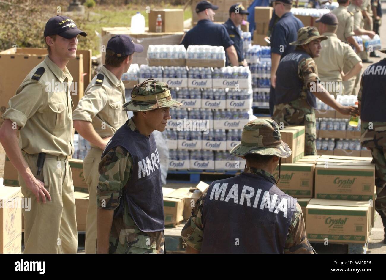 U.S. Navy, Royal Dutch und Mexikanische Matrosen arbeiten neben Amerikanischen Roten Kreuz personal Wasser, Nahrung und Hilfsgüter, Sept. 12, 2005, zu den Bewohnern in Biloxi, Fräulein des Niederländischen und des mexikanischen Personal haben sich dem Verteidigungsministerium Einheiten als Teil der Gemeinsamen Task Force Katrina mobilisiert Katastrophenhilfe der Federal Emergency Management Agency in der Gulf Coast Bereiche, die durch Hurrikan Katrina verwüstet zu unterstützen. Stockfoto