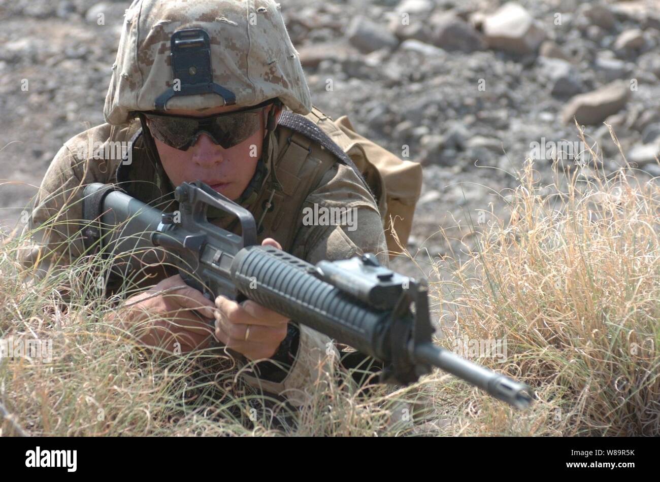 Us Marine Corps Pfc. Brandan Smith nutzt das, was wenig Abdeckung gibt es während der Ausbildung an der Maryan Bereich Komplexe in Dschibuti, Afrika, auf Sept. 26, 2005. Ausbildung an Standorten in der gesamten Region ermöglicht die Marines ihre Fähigkeiten bis zu halten und die Bereitschaft zu unterstützen. Stockfoto