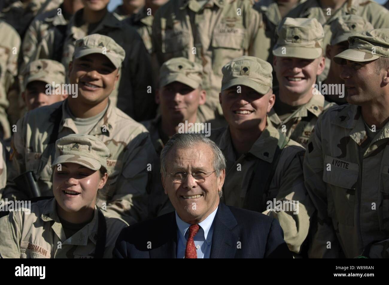 Verteidigungsminister Donald H. Rumsfeld Posen für Fotos mit Mitgliedern des kombinierten Task Force Bajonett in Kandahar, Afghanistan, am Dez. 22, 2005. Rumsfeld ist in Afghanistan zu besuchen und danke die Truppen für ihren Service und die mit der Unternehmensleitung zu treffen. Stockfoto