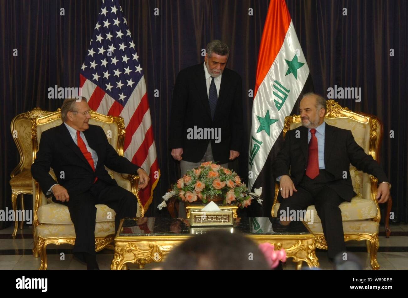 Verteidigungsminister Donald H. Rumsfeld (links) und der irakische Ministerpräsident Ibrahim Jaafari (rechts) Fragen von gemeinsamem Interesse im Büro des Premierministers in Bagdad am 23 Dezember, 2005 erörtern. Rumsfeld im Irak Truppen besuchen und danken ihnen für ihren Dienst. Stockfoto