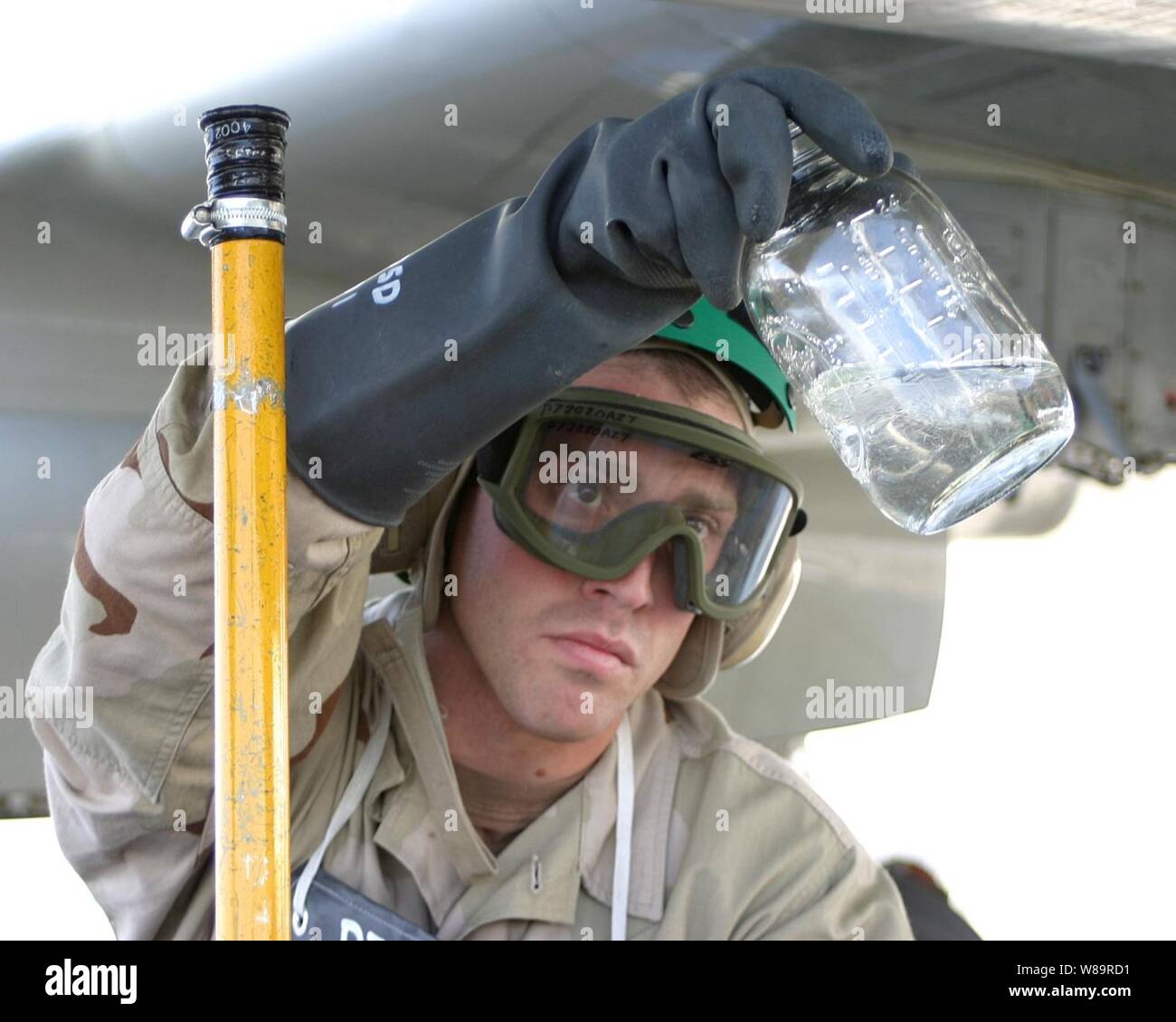 U.S. Navy Petty Officer 2nd class Graham Keithley schaut auf Kraftstoff aus einem P-3C Orion aircraft Überprüfung auf Verunreinigungen vor einem Flug am 31.01.25, 2006 gezeichnet. Keithley ist ein Marine Aviation Maintenance administrationman auf die Bereitstellung zu Katar Patrol Squadron 47 zugeordnet. Stockfoto