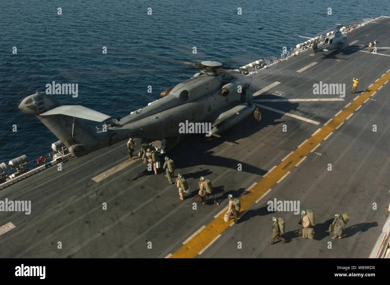 Us-Marines Last in die CH-53E Super Stallion Hubschrauber auf dem Flugdeck der Amphibisches Schiff USS Peleliu (LHA 5) Jan. 24, 2006. Der Peleliu und Expeditionary Strike Group 3 sind im Gange, vor der Küste von Südkalifornien die Durchführung einer gemeinsamen Task Force Übung in Vorbereitung für eine bevorstehende Bereitstellung. Stockfoto