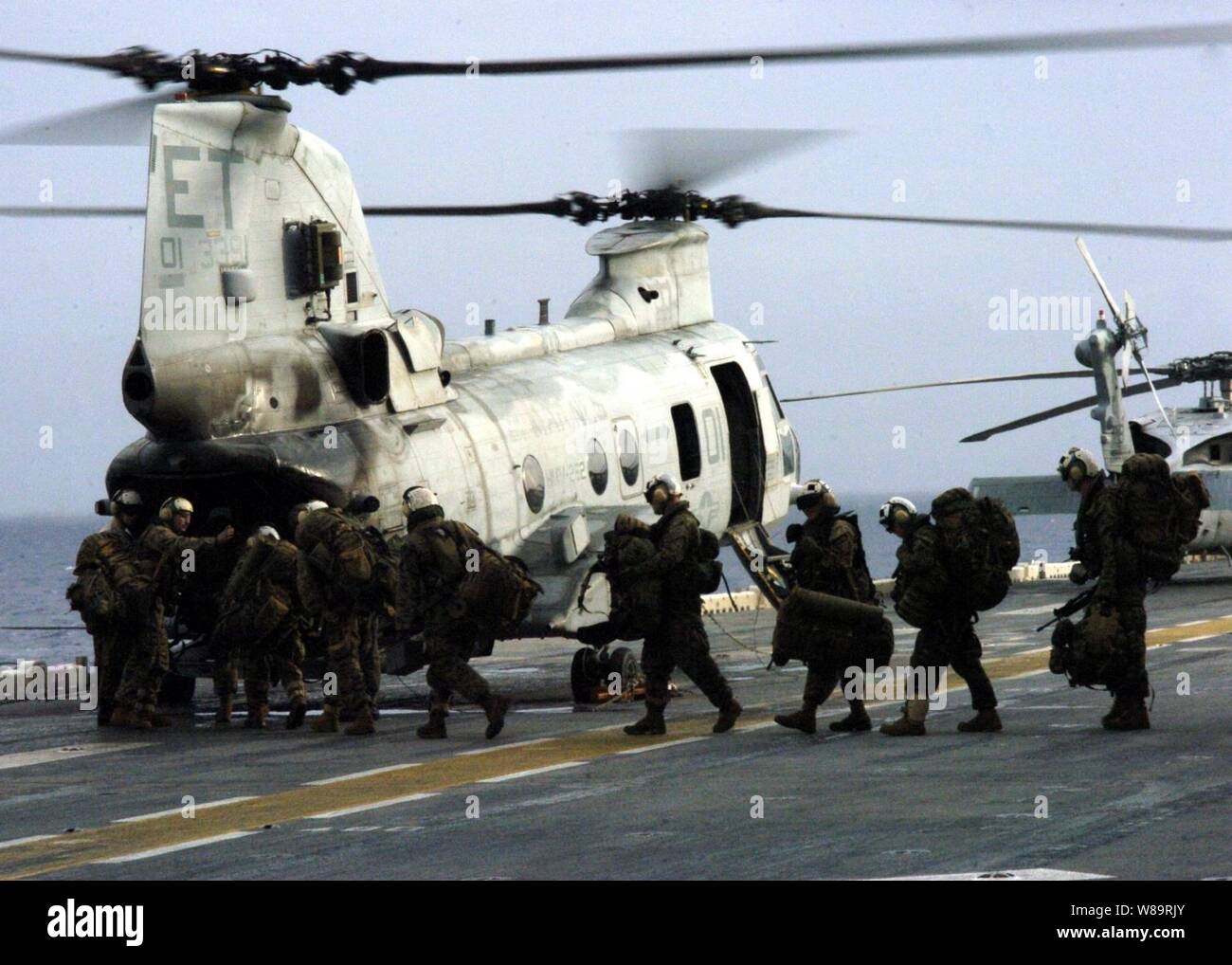 Us-Marines aus dem 31 Marine Expeditionary Unit Board ein Marine CH-46E Sea Knight Hubschrauber auf dem Flugdeck der Amphibisches Schiff USS Essex (LHD2) vor der Küste von Leyte, Philippinen, Jan. 20, 2006. Mehr als 200 Marines mit sind die Unterstützung der humanitären Hilfsmaßnahmen nach der Februar 17, 2006, Erdrutsch im Dorf Guinsaugon/, Philippinen. Stockfoto