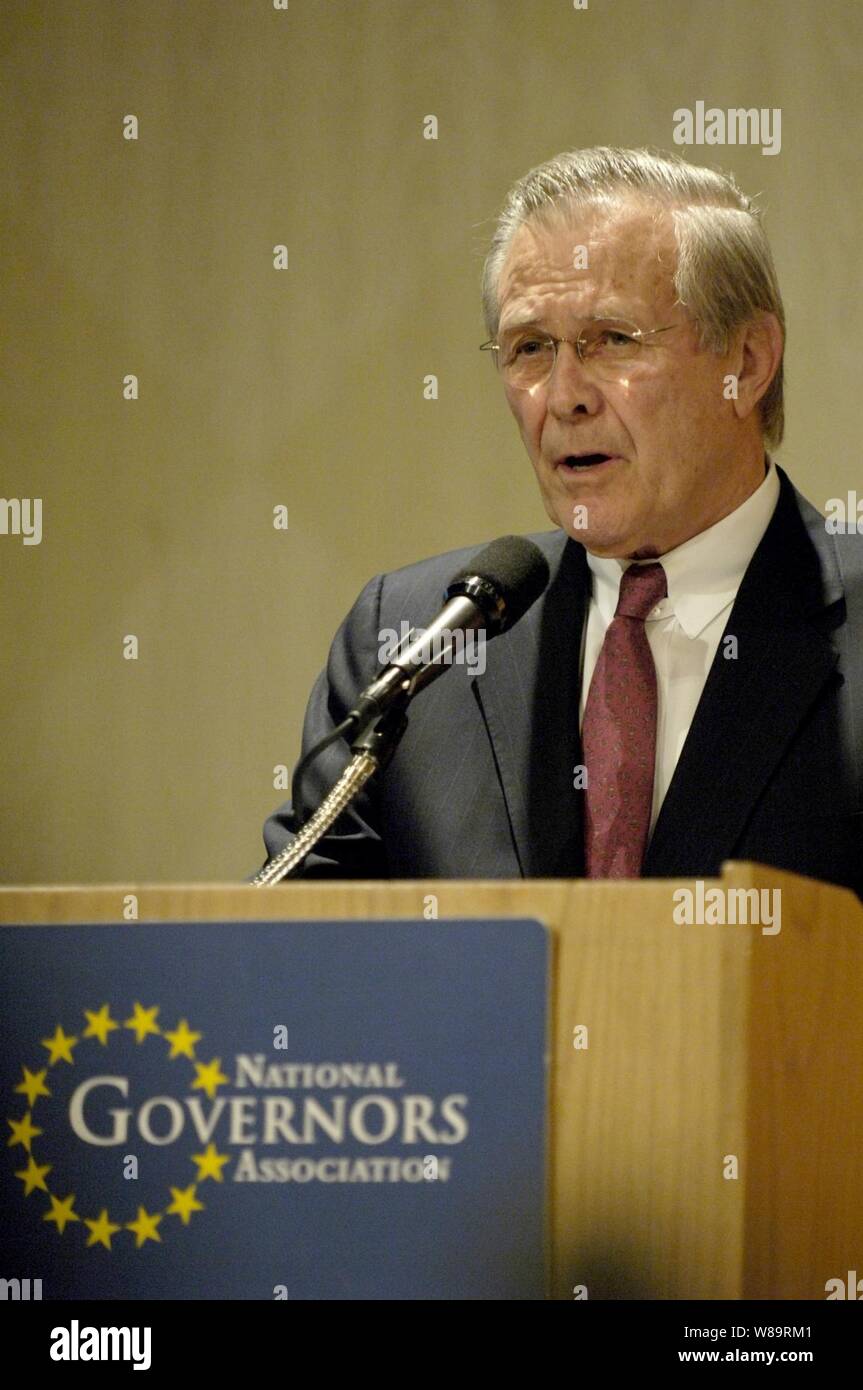 Verteidigungsminister Donald H. Rumsfeld spricht mit der National Governors Association Meeting an der J.W. Marriott Hotel in Washington, D.C. am 13.02.27., 2006. Die Gouverneure der Nation treffen sich verschiedene Themen und Herausforderungen, vor denen ihre Staaten zu diskutieren. Stockfoto