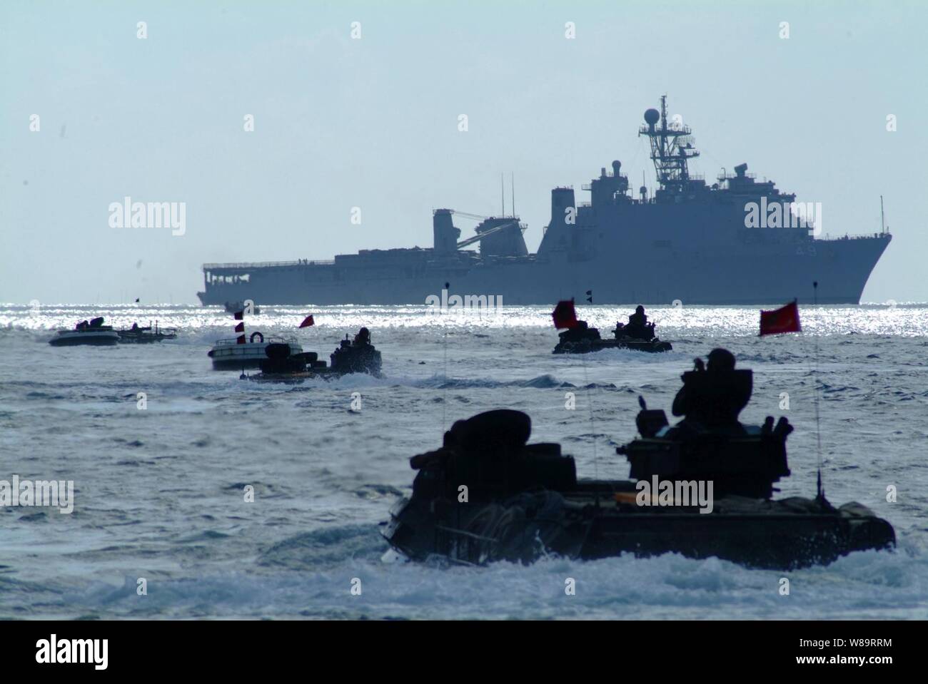 Us Marine Corps Angriff amphibischen Fahrzeugen verlassen den Strand von Iwo Jima am 8. März 2006 zurück, um in den Amphibischen dock Landung Schiff USS Harpers Ferry (LSD 49). Harpers Ferry, zusammen mit dem Amphibisches Schiff USS Essex (LL 2) und Elemente der 31 Marine Expeditionary Unit, besuchte die Iwo Jima den 61. Jahrestag der berühmten Schlacht zu gedenken. Die amphibischen Fahrzeugen, die den zweiten Bataillon angebracht sind, 5. Marine Regiment, Bataillon Landung Team. Stockfoto
