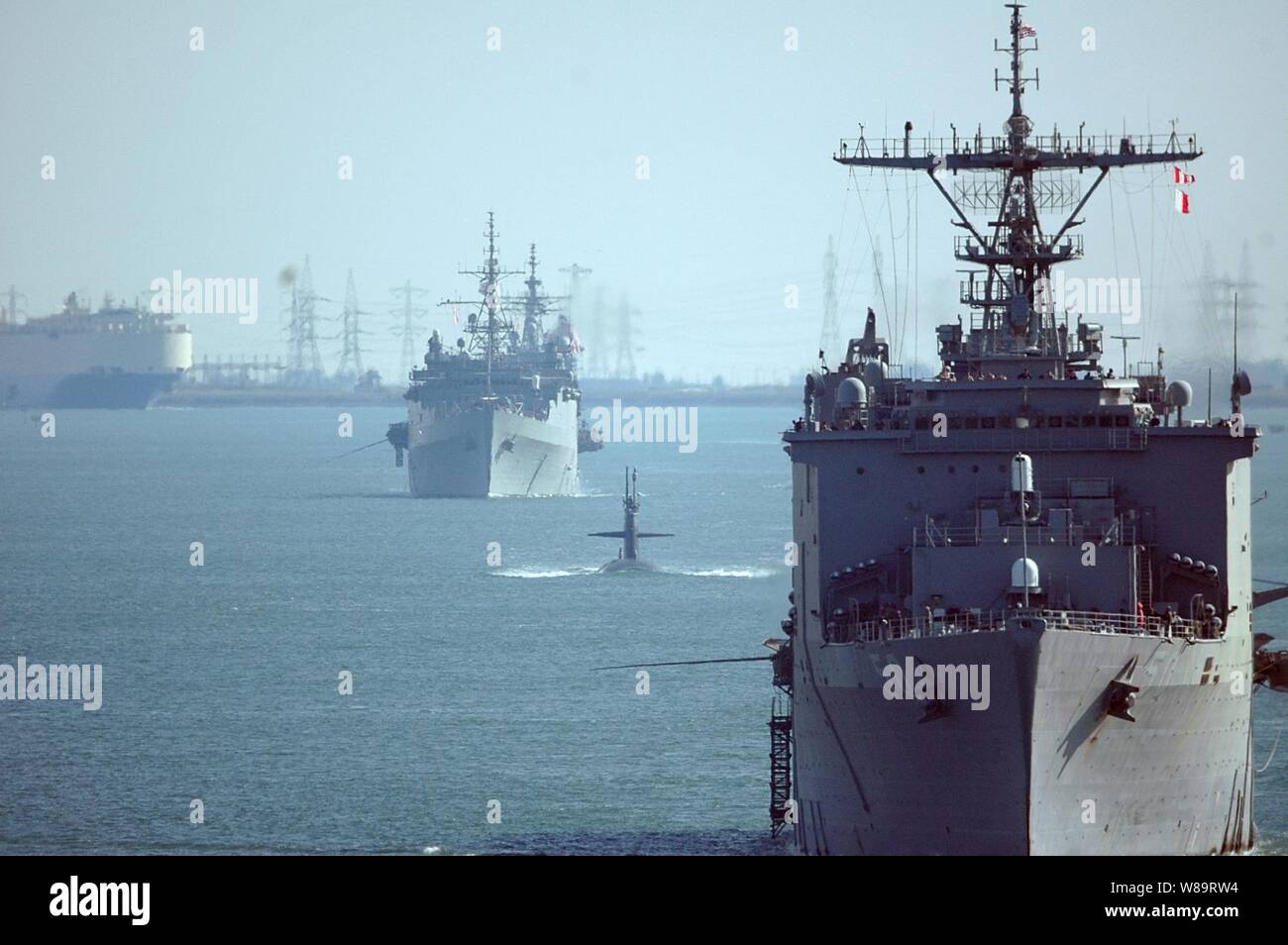 Die USS Carter Hall (LSD 50), USS Norfolk (SSN714) und amphibious Transport dock Schiff USS Austin (LPD 4) Dampf in der Datei, wie sie Transit durch den Suez Kanal am 7. April 2006. Die Schiffe der Expeditionary Strike Group acht auf dem Weg zum Mittelmeer sind nach einem Einsatz in der fünften Flotte Bereich der Operationen. Stockfoto