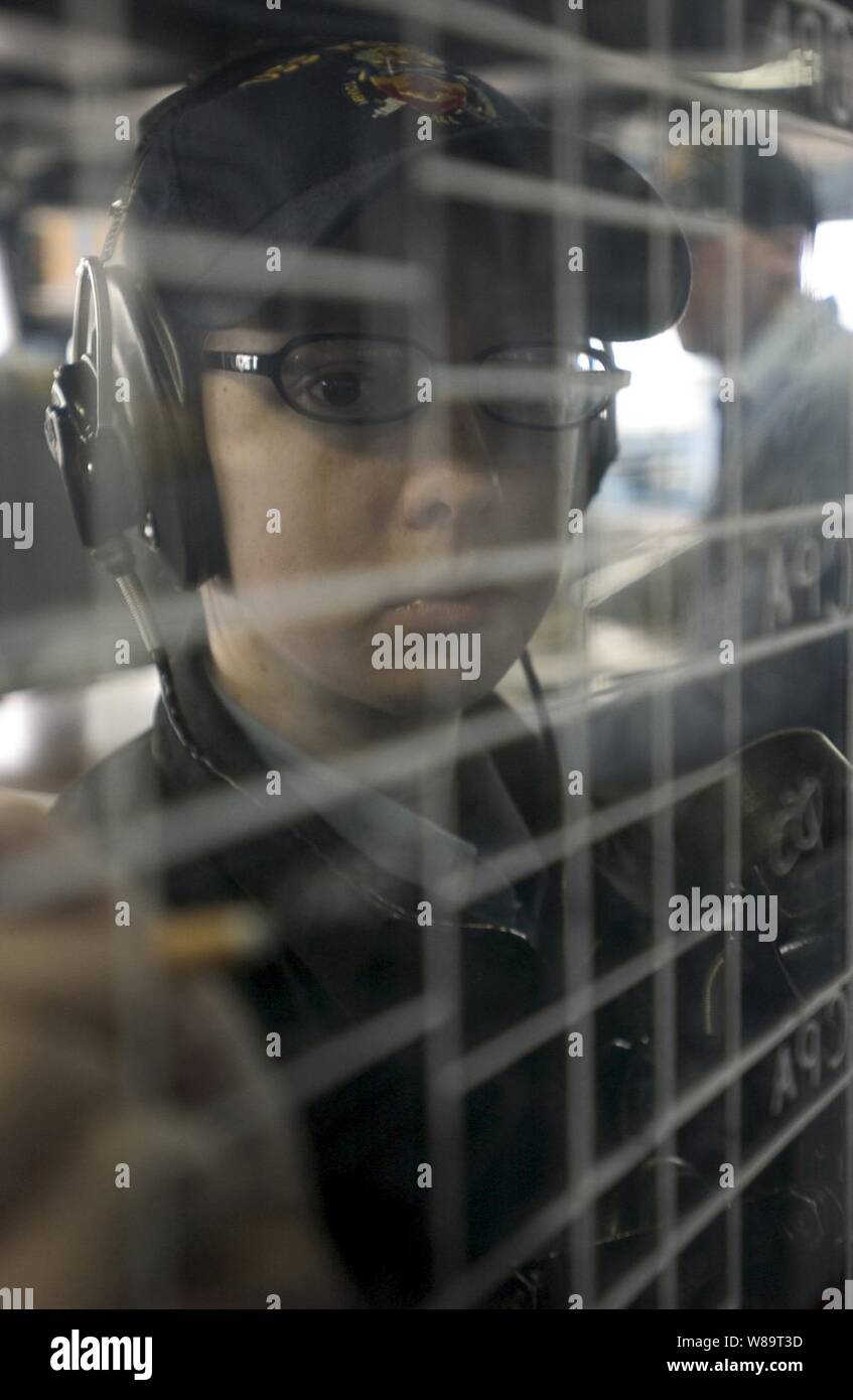 U.S. Navy Seaman Recruit Erin S. Contois aktualisiert den Status Board auf der Brücke der dock Landung Schiff USS Tortuga (LSD 46), wie das Schiff Sasebo, Japan, für Südostasien Zusammenarbeit gegen den Terrorismus Übungen am 16 Mai, 2006 fährt. Während der Übung die Marinen von verschiedenen Südostasiatischen Nationen arbeiten mit der US-Navy im Tracking und Boarding simulierten rogue Handelsschiffe. Contois ist als Marine Operations Specialist zugeordnet. Stockfoto