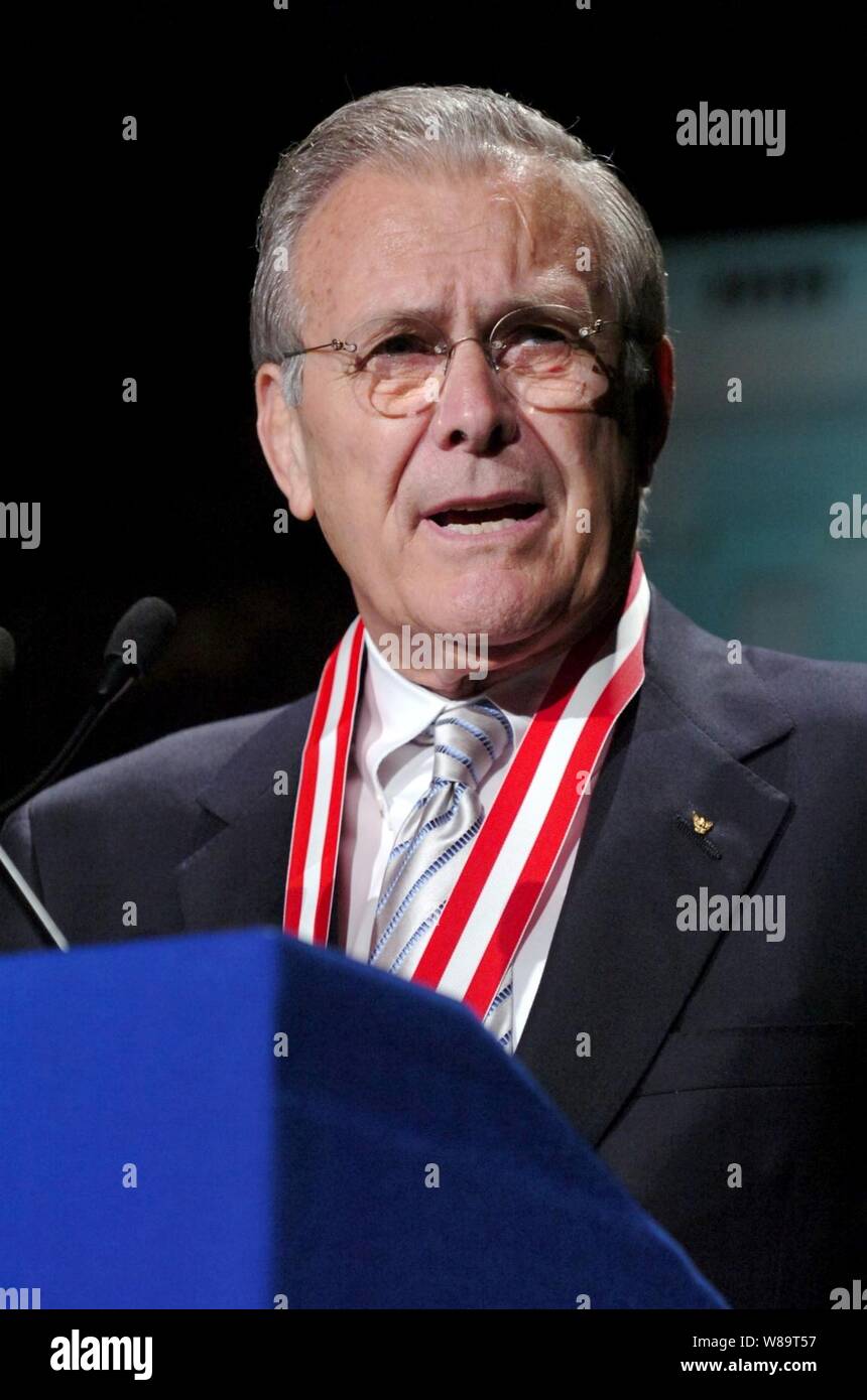 Verteidigungsminister Donald H. Rumsfeld spricht mit dem Publikum an der jährlichen nationalen Treffen der Pfadfinder von Amerika im Marriott Wardman Park in Washington D.C. am 25. Mai 2006. Pfadfinder von Amerika präsentiert Rumsfeld mit dem Golden Buffalo Award, kundschaften die höchste Auszeichnung. Die Auszeichnung wurde 1925 erstellt und ist für diejenigen, die wirklich bemerkenswert und außerordentlichen Dienst an der Jugend vorgestellt. Rumsfeld verbindet frühere Preisträger wie Norman Rockwell, Charles Lindbergh, Bob Hope, Neil Armstrong und 14 ehemalige Präsidenten einschließlich Gerald Ford. Stockfoto