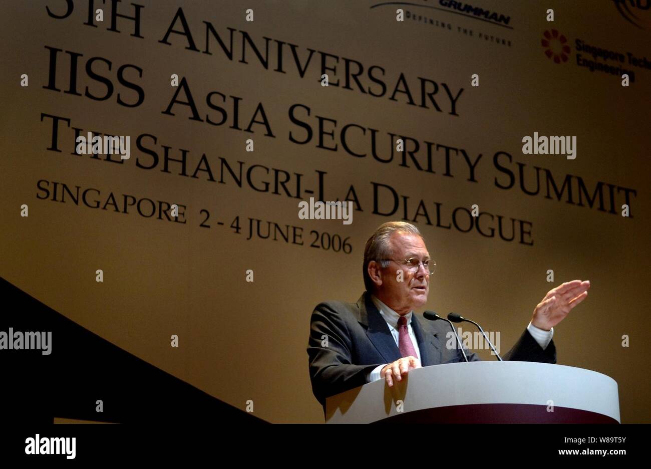 Verteidigungsminister Donald H. Rumsfeld Adressen das Publikum an der fünften jährlichen Internationalen Institut für Strategische Studien in Asien Sicherheitskonferenz in Singapur, am 2. Juni 2006. Rumsfeld ist in Singapur mit regionalen Verbündeten zu treffen und die Konferenz, da die Shangri-La Dialog bekannt. Stockfoto