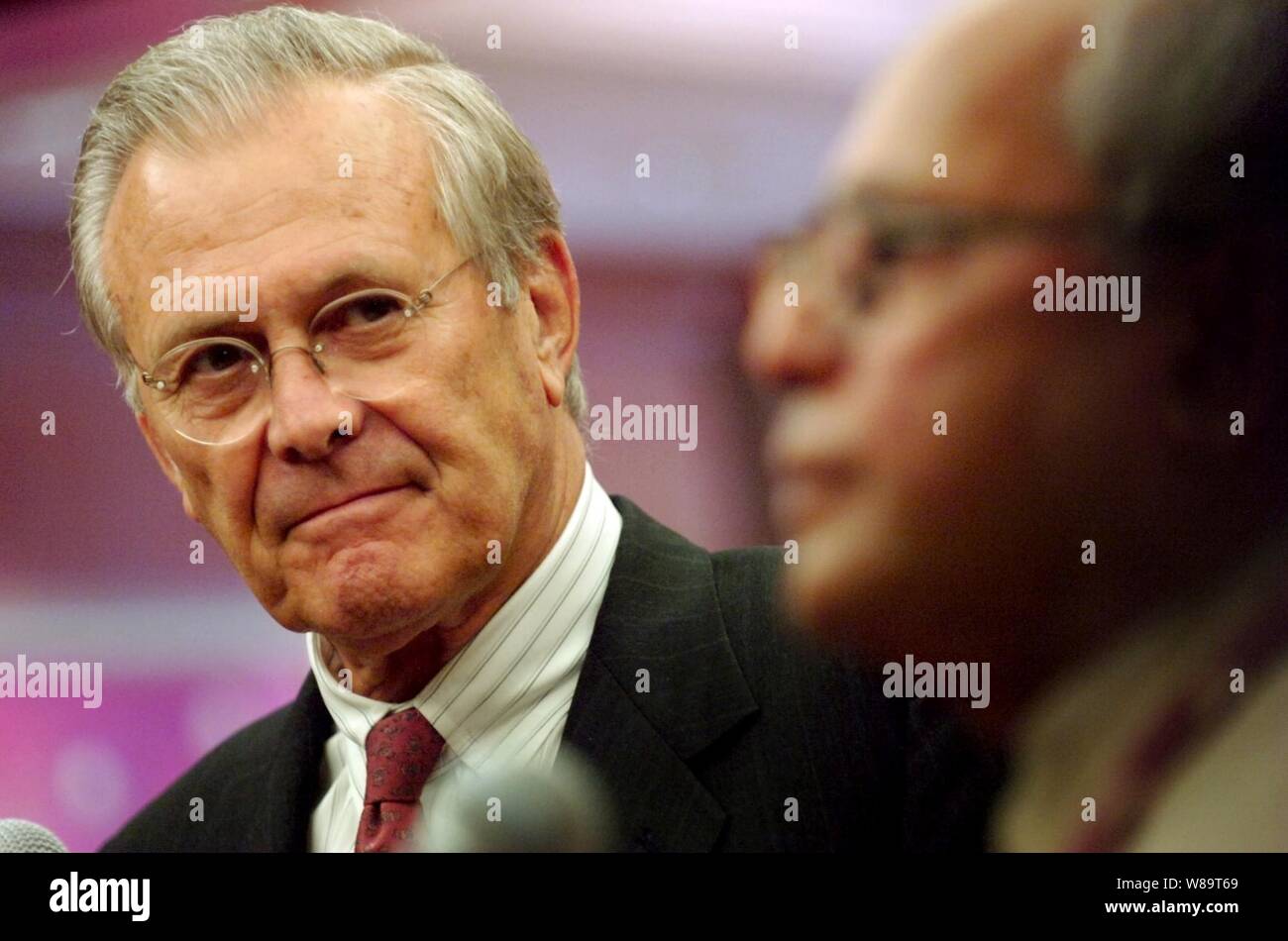 Verteidigungsminister Donald H. Rumsfeld hört als Indiens Minister für Verteidigung Pranab Mukherjee spricht mit Reportern während der Mittel Verfügbarkeit im Shangri-La Hotel in Singapur am 3. Juni 2006. Rumsfeld und Mukherjee sind in Singapur mit regionalen Verbündeten zu treffen und die fünfte jährliche Internationale Institut für Strategische Studien in Asien Security Konferenz als der Shangri-La-Dialog bekannt. Stockfoto