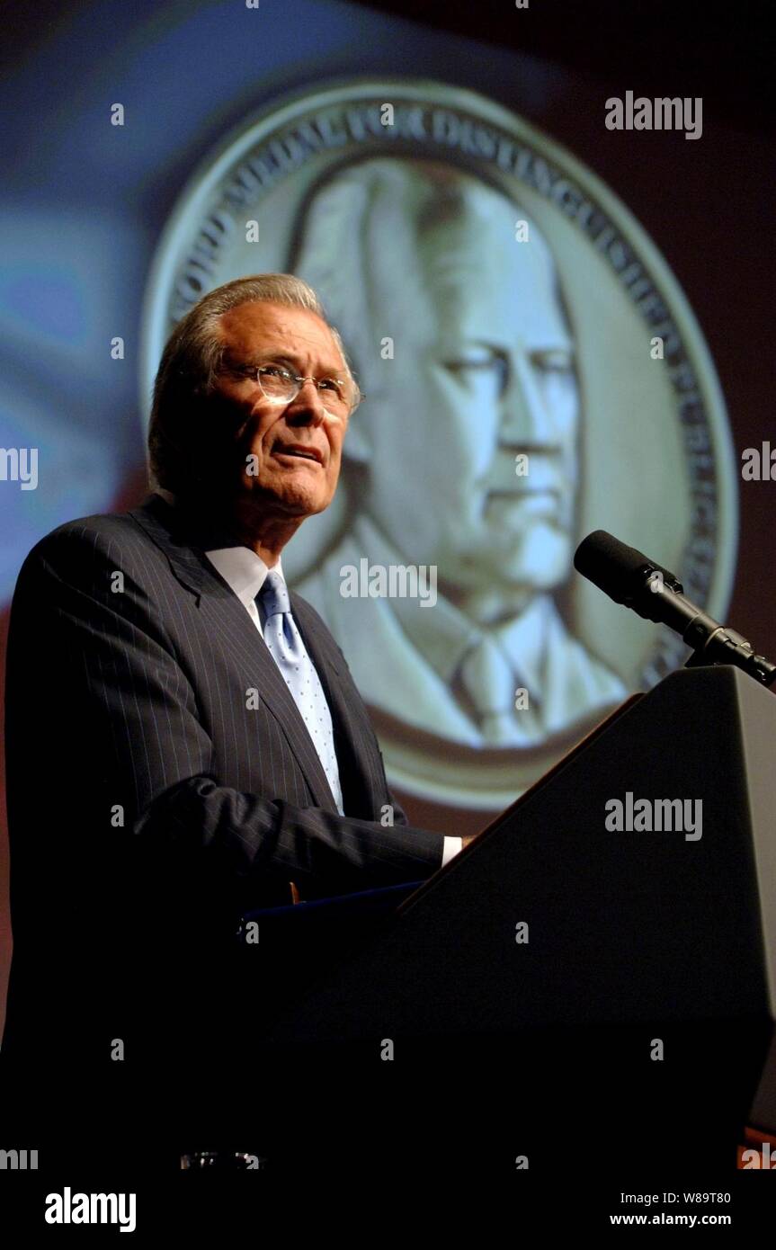 Verteidigungsminister Donald H. Rumsfeld Adressen das Publikum vor der Vorstellung der Gerald R. Ford Medaille für Distinguished Public Service in den National Archives in Washington, D.C., am 19. Juni 2006. Der Preis wurde von der Gerald R. Ford Foundation zu fünf Männer und Frauen aus allen Niederlassungen der bewaffneten Dienstleistungen präsentiert. Gegründet im Jahr 2003, die Auszeichnung wird jährlich an eine Person, die das öffentliche Wohl im privaten oder öffentlichen Bereich gedient hat. Stockfoto