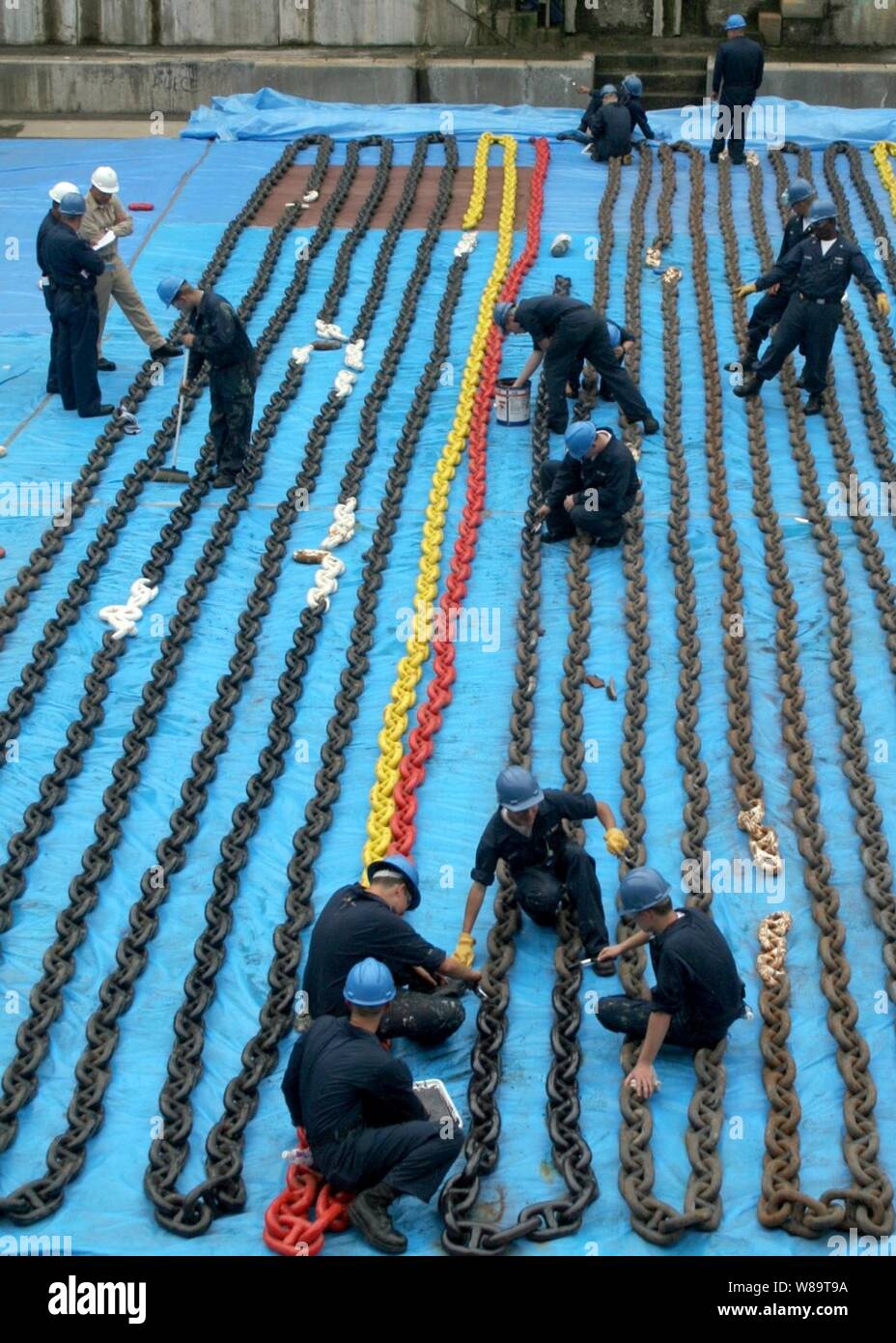 U.S. Navy sailors Farbe die ankerketten der geführten Anti-raketen-Zerstörer USS Stethem (DDG63) an Commander, Flotte Aktivitäten Yokosuka, Japan, am 16. Juni 2006. Stethem ist im Trockendock für drei Monate selektive eingeschränkte Verfügbarkeit. Stockfoto