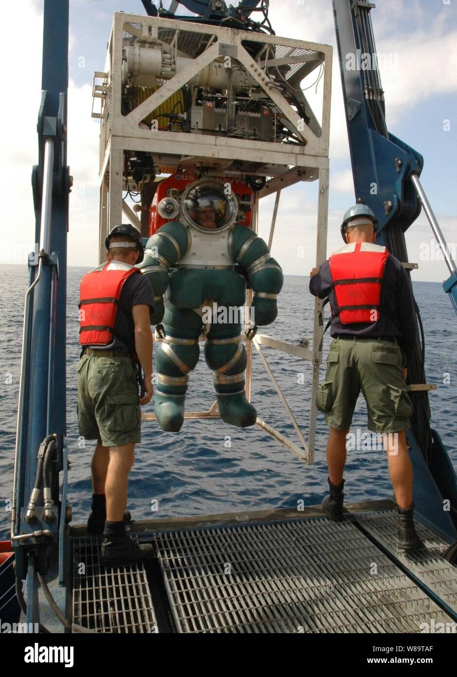 Marine Diver Chief Petty Officer Mark Schleef baumelt vom Hebezeug wie er für eine Zertifizierung Tauchen in der atmosphärischen tauchen System an Bord die besondere Sendung charter Schiff M/V Kellie Chouest an der Küste von La Jolla, Kalifornien, am 1. August 2006 gestartet. Stockfoto