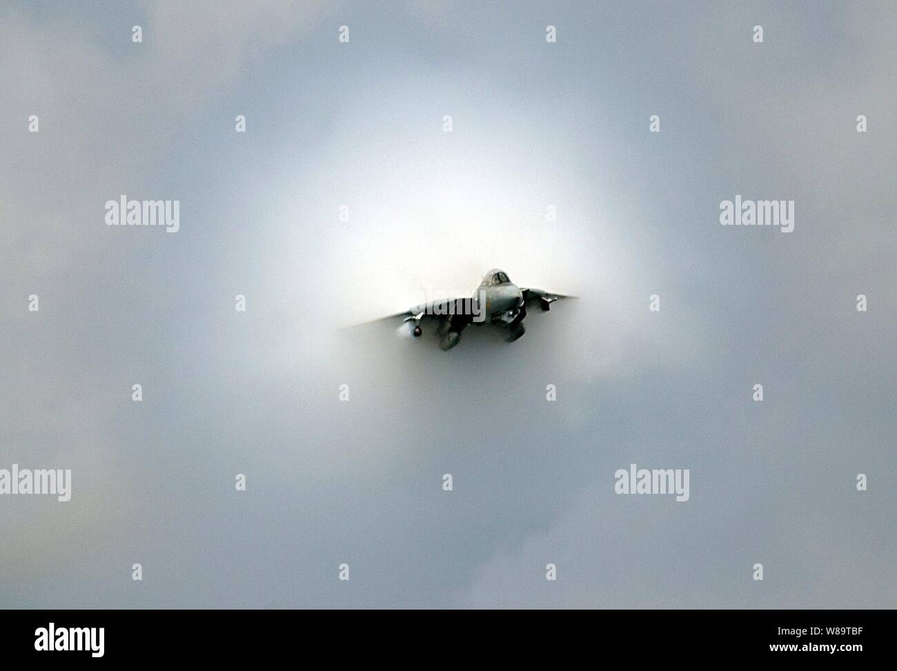 Ein Navy F-14 D Tomcat macht ein in der Nähe von Überschall fliegen - von oben das Flight Deck der USS Theodore Roosevelt (CVN 71) bei der endgültigen Einführung der Kater, wie das Schiff im Atlantik am 28. Juli 2006 arbeitet. Die F-14 wird offiziell im September 2006 in den Ruhestand nach 32 Jahren Dienst in der Flotte. Dieser Tomcat wird auf Jagdgeschwader 31 zugeordnet. Stockfoto