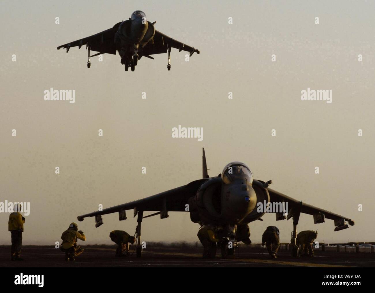 U.S. Navy sailors Binden eine Marine Corps AV-8B Harrier Flugzeuge auf dem Flugdeck der USS Iwo Jima (LHD 7) am 2. September 2006. Iwo Jima ist in regelmäßigen sechsmonatigen Einsatz der US-European Command und US Central Command Verantwortungsbereiche Maritime Security Operations zu führen. Stockfoto