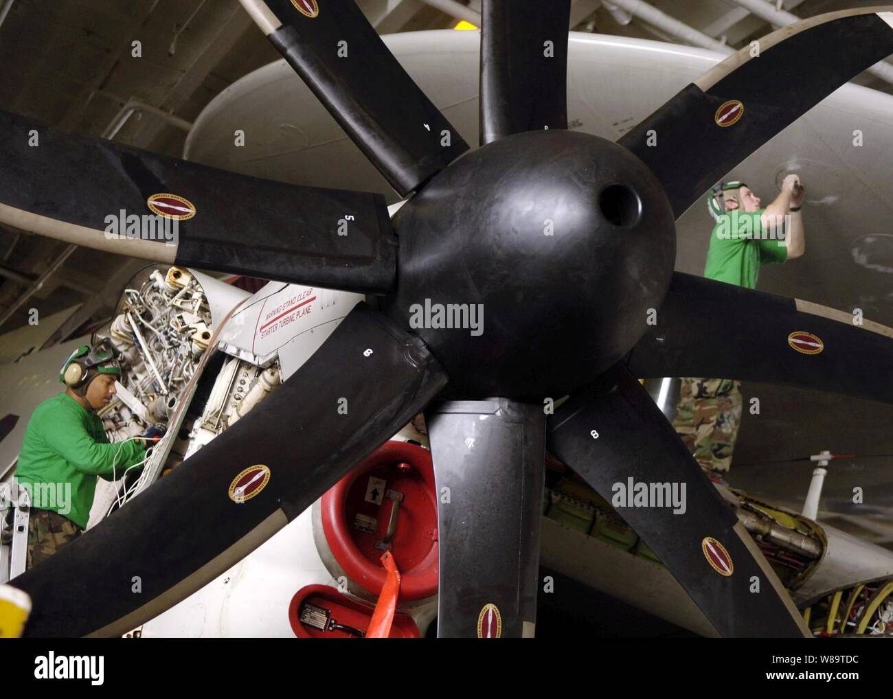 U.S. Navy Petty Officer 1st Class Zamir Alvarez (links) Entfernt eine thermische Paar Panel aus einer E-2C Hawkeye Flugzeuge wie Petty Officer 3rd Class Joe Brandt (rechts) ersetzt Dichtmittel für Panels auf dem Radar an Bord der rotodome Atom-Flugzeugträger USS Enterprise (CVN 65) Sept. 5, 2006. Das Unternehmen ist in den Persischen Golf stationiert. Stockfoto