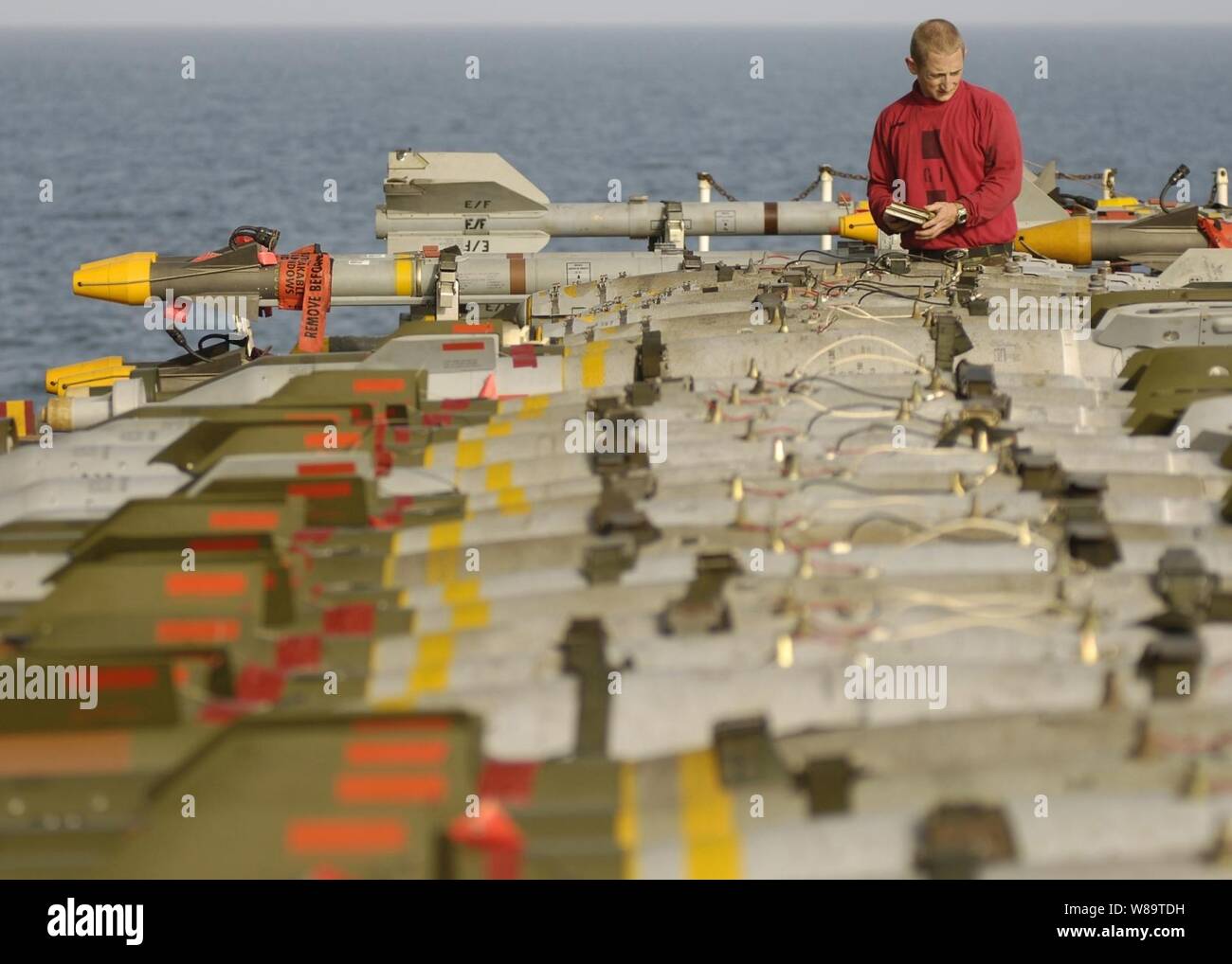 U.S. Navy Petty Officer 3rd Class Tristan Rose prüft Sprengkörper auf dem Flugdeck der Atom-Flugzeugträger USS Enterprise (CVN 65) Sept. 13, 2006. Enterprise und Carrier Air Wing1 sind auf einen sechsmonatigen Einsatz in das Arabische Meer. Rose ist ein Marine Aviation ordnanceman. Stockfoto