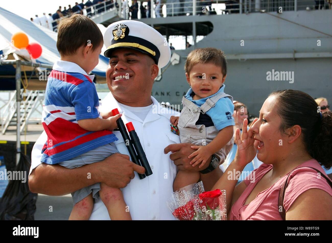 Us Navy Lieutenant Isaias Garcia grüßt seine Familie während der homecoming Feier für das U-Boot Tender USS Frank Kabel (wie 40) Apra Harbor, Guam, am Okt. 13, 2006. Das Schiff kehrte zu seinen Heimathafen nach einem Zeitraum von 5 Wochen unterwegs, Besuche in Malaysia, Singapur und Hong Kong. Stockfoto