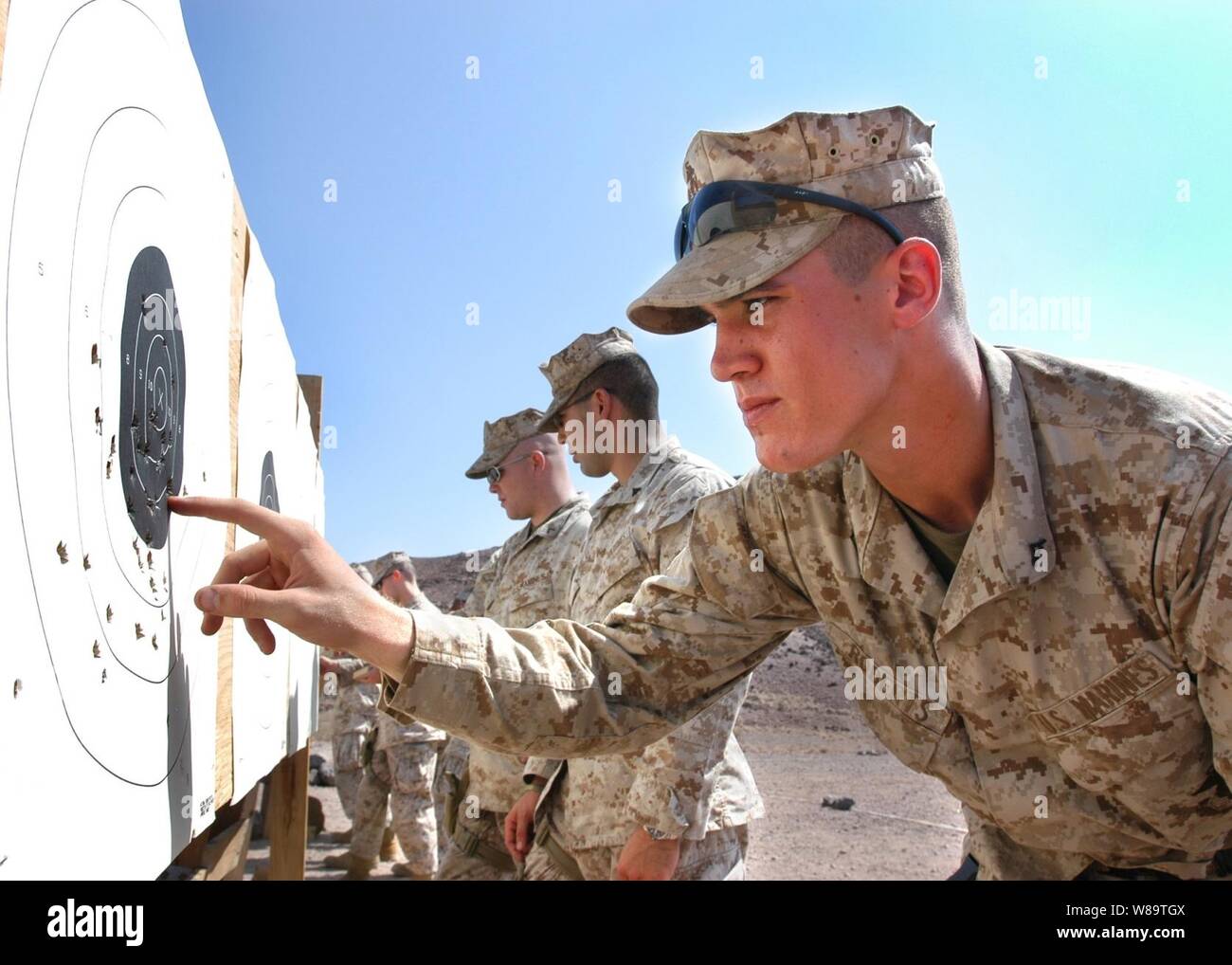 Marine Lance Cpl. Derek Roberts fügt seine Punktzahl während eines 9-mm-Pistole Qualifizierung für 5. Vorläufige Sicherheit Firma Marines in Arta, Dschibuti, am Okt. 3, 2006. Die Marines der 5. Sind die Sicherheit für Camp Lemonier in Dschibuti, der Heimat der Combined Joint Task Force - Horn von Afrika. Stockfoto