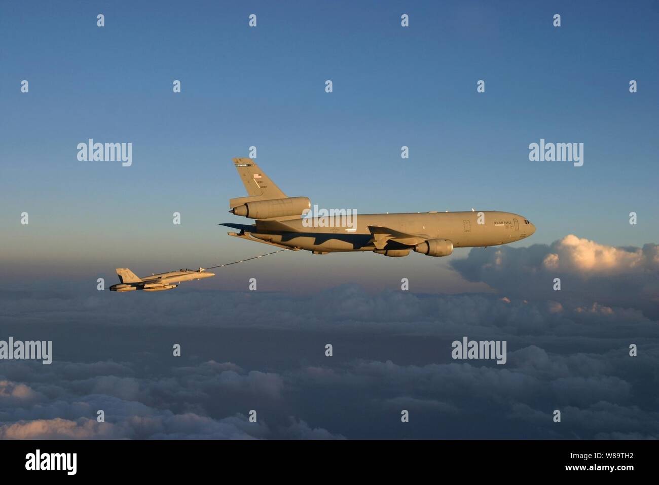 Eine F/A-18C Hornet Aircraft (links) erhält von einer KC-10 Extender Flugzeuge während einer Schließung air support Mission in Afghanistan am Okt. 15, 2006. Stockfoto Eine F/A-18C Hornet Aircraft (links) erhält von einer KC-10 Extender Flugzeuge während einer Schließung air support Mission in Afghanistan am Okt. 15, 2006. Stockfoto