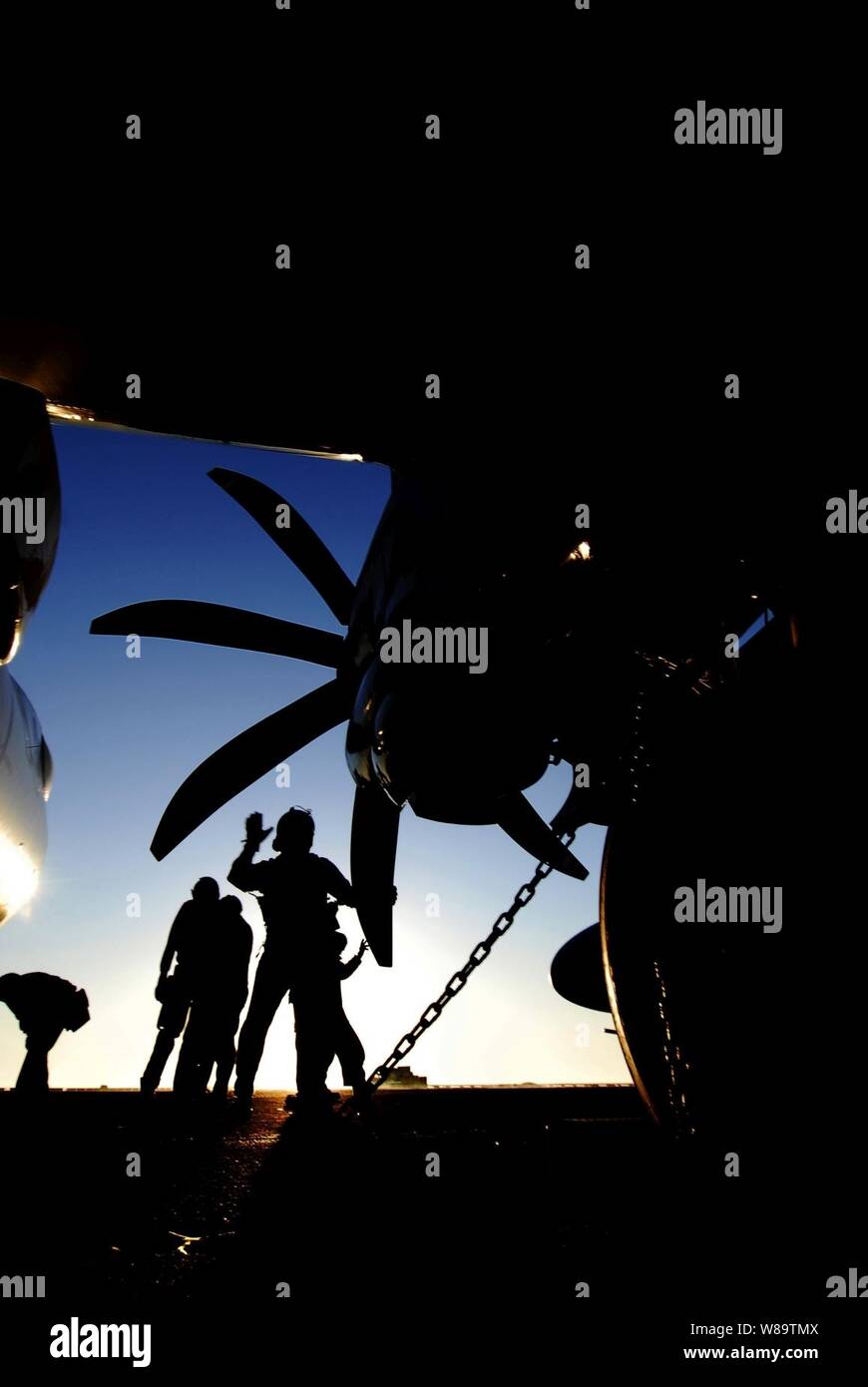 Ein U.S. Navy Pilot führt eine Inspektion vor Abflug auf einen Propeller eines E-2C Hawkeye Flugzeuge auf dem Flugdeck der USS John C Stennis (CVN 74) als das Schiff in den Pazifischen Ozean führt am 23.01.2007. Stennis führt carrier Qualifikationen vor der Küste von Südkalifornien vor der Bereitstellung. Stockfoto