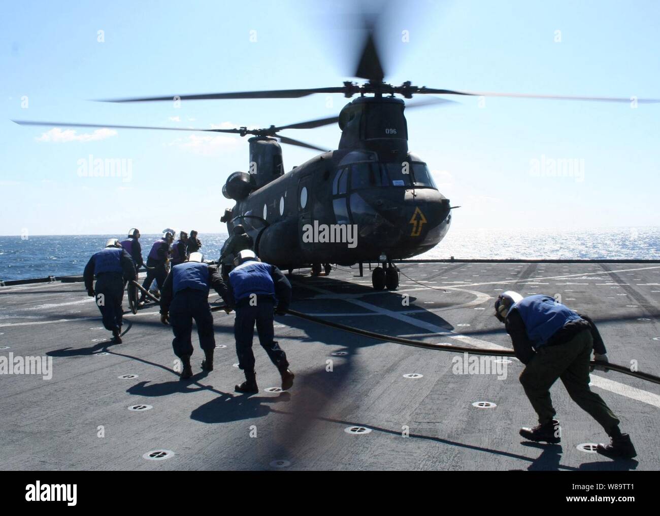 U.S. Navy Matrosen bereiten Sie eine Armee CH-47 Chinook Hubschrauber an Bord der amphibious Transport dock USS Tortuga (LSD 46) Während eines bilateralen Training vor der Küste von Südkorea am 7. März 2007 tanken. Tortuga ist mit der Essex amphibischen bereit, Gruppe, ist die Durchführung der ersten Phase ihrer jährlichen Frühjahrstagung Patrouille in Angriff genommen. Stockfoto