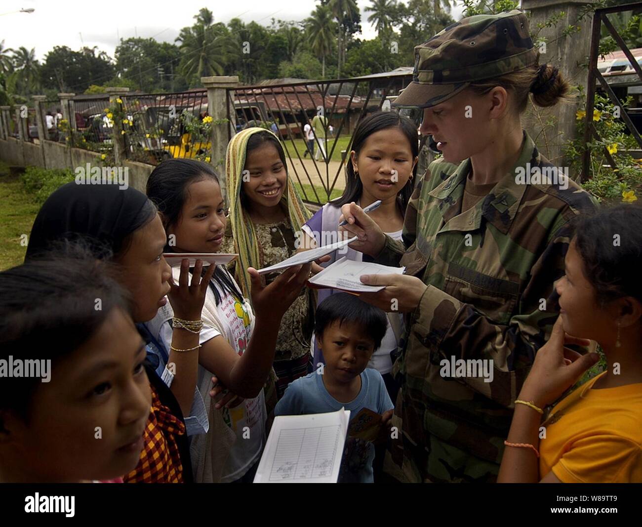 Us-Armee Kapitän Natalie Wendling Autogramme von lokalen kid Notebooks an einer medizinischen civic Aktionsprogramm während der Übung Balikatan 2007 in Lanao del Norte, Republik der Philippinen, Jan. 23, 2007. Balikatan 2007 konzentriert sich auf die Interoperabilität der Streitkräfte und Humanitäre/civic Hilfe. Wendling ist von den Veterinärdiensten, Misawa Air Base, Japan. Stockfoto