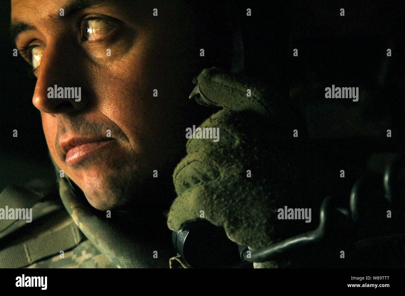 Us-Armee Sgt. 1. Klasse Joe Chadwick, Bradley Fighting Vehicle Commander, hört Radio Bericht von seinen Einer der Soldaten während einer Pause von ihren Cordon und Suche in Bagdad, Irak, Jan. 18, 2007. Chadwick ist Alpha Company, 2nd Battalion, 5th Cavalry Regiment, 1.Kavallerie Division befestigt. Stockfoto