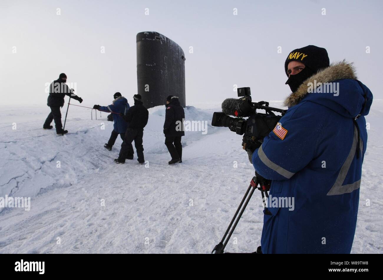 Marine Petty Officer 2nd class Andrew Krauss bereitet sich auf Videoband die Besucher der Los Angeles-Klasse schnell-Angriffs-U-Boot USS Alexandria (SSN 757) im Arktischen Ozean am 17. März 2007. Alexandria ist die Teilnahme an Übung ICEX 07 mit der Royal Navy u-boot HMS Tireless (SS 88) und die angewandte Physik ICE-Bahnhof. Die Übung ist zur Unterstützung der Arktis Tests für die USA und Großbritannien U-Boote auf und unter einer treibenden Eisscholle etwa 180 Seemeilen vor der Küste von Alaska durchgeführt werden. Stockfoto