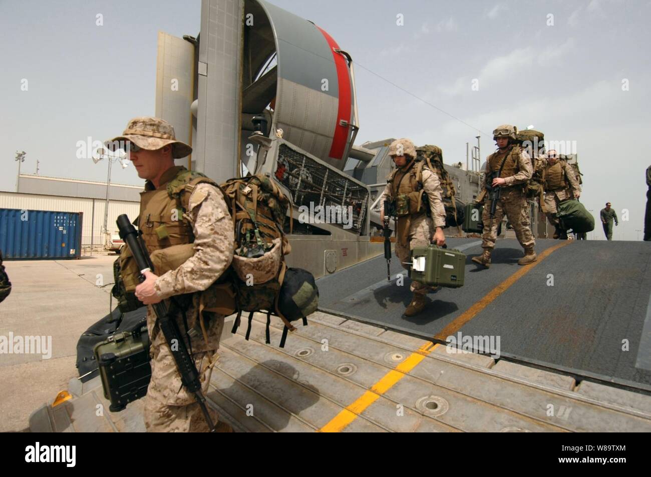 Us-Marines im Camp ankommen, Patriot im Südwesten Asien auf einer Landing Craft air cushion von der USS Bataan (LHD 5) am 20. April 2007. Die Marines sind von Camp Lejeune, N.C. bis 26 Marine Expeditionary Unit angeschlossen Stockfoto