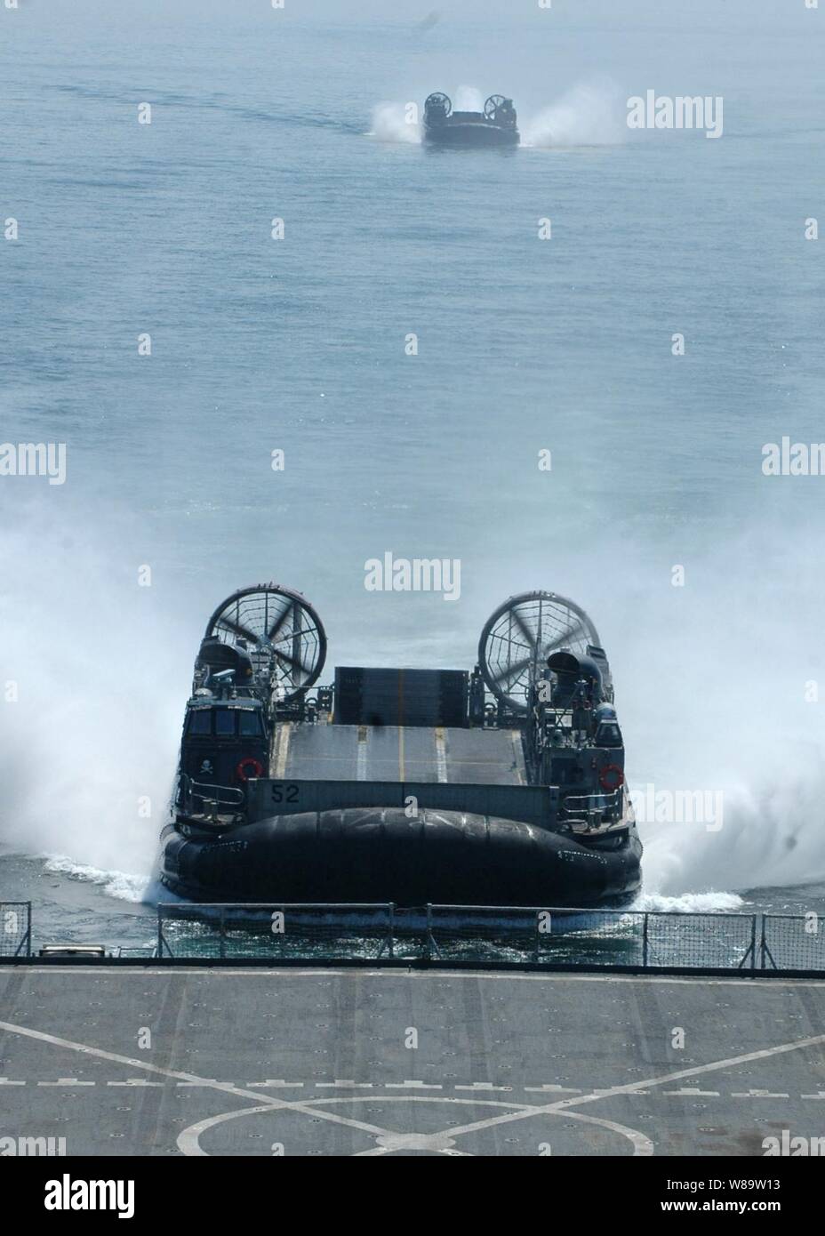 Zwei Landing Craft Luftkissen, auch bekannt als LCACs, bereiten Sie die gut Deck des Amphibischen dock Landung Schiff USS Tortuga (LSD 46) Während am Meer am 20. Mai 2007. Stockfoto