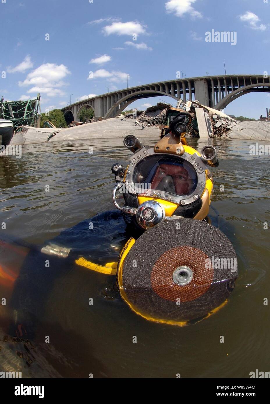 Marine Diver Petty Officer 1st Class Josua Rauen bereitet auf eine bergung Tauchen auf der Website der I-35 Brücke Einsturz auf dem Mississippi Fluss in Minneapolis, Minn einzutauchen, am 12.08.11, 2007. Rauen ist beigefügt für Mobile Tauchen und Bergung Einheit 2 von Naval Amphibious Base Little Creek, Virginia. MDSU-2 ist die Unterstützung anderen föderalen, staatlichen und lokalen Verwaltungsbehörden Disaster und wiederherstellungsmaßnahmen an der I-35 Brücke einstürzen. Stockfoto