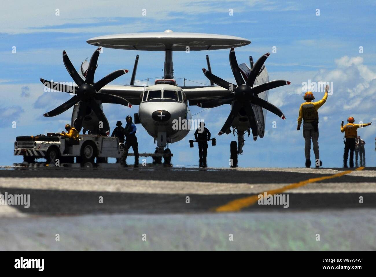 U.S. Navy Flight Deck Personal direkt eine E-2C Hawkeye Flugzeuge, die für den Start des Flight Deck des Flugzeugträgers USS John C Stennis (CVN 74) während der Übung Valiant Shield 2007 Flugbetrieb in den Pazifischen Ozean am 12.08.13, 2007 katapultieren. Die gemeinsame Übung wird in der Guam Bedienbereich statt und beinhaltet 30 Marineschiffe, mehr als 280 Flugzeuge, und ungefähr 20.000 service Mitglieder von der Marine, Heer, Luftwaffe, Marine und Küstenwache. Stockfoto