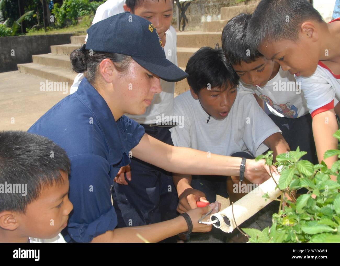 U.S. Navy Seaman Francheska K. Montoya und Studenten von Gordon Heights Grundschule vorbereiten zu malen beginnen während einer Community Relations in Subic Bay, Philippinen, am Okt. 16, 2007 Projekt. Montoya und andere Segler mit der USS Tortuga (LSD 46) sind die Teilnahme an bilateralen Übungen Talon Vision und amphibische Landung Übung FY08 mit der Streitkräfte der Philippinen. Stockfoto